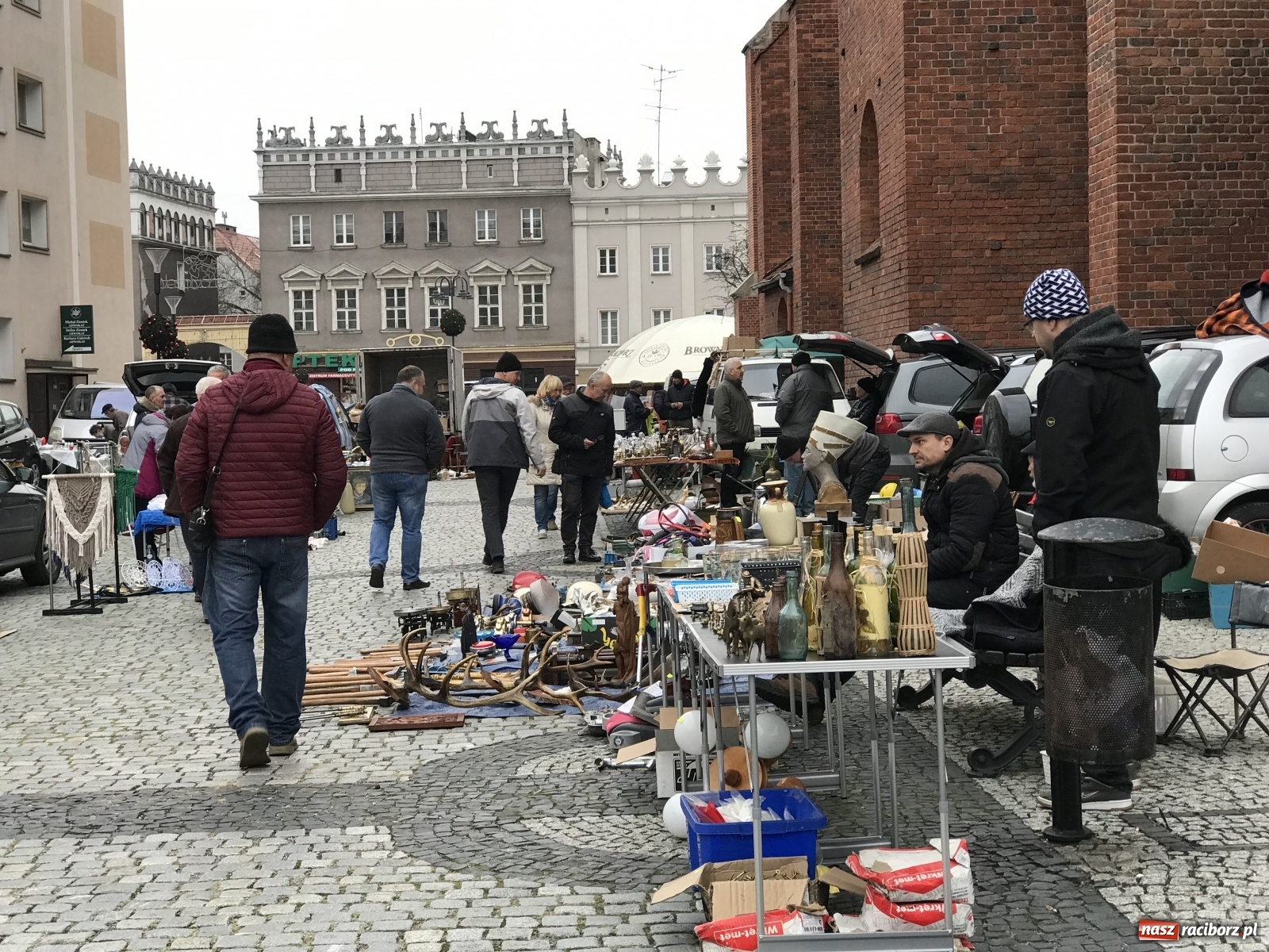 Zdjęcie w galerii na portalu naszraciborz.pl: Plac Dominikański zapełniony. Listopadowy targ staroci wiadomości z regionu