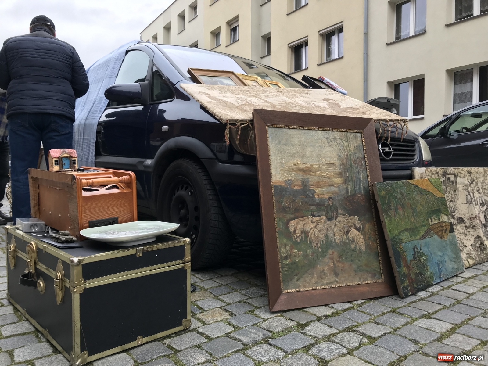 Zdjęcie w galerii na portalu naszraciborz.pl: Plac Dominikański zapełniony. Listopadowy targ staroci wiadomości z regionu