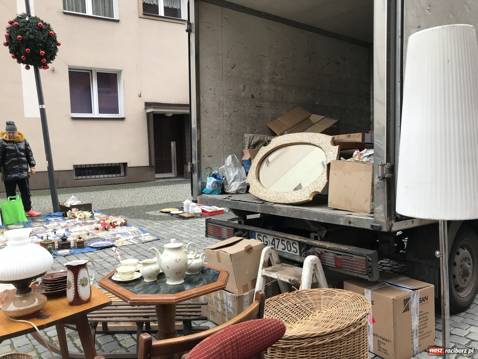 Zdjęcie w galerii na portalu naszraciborz.pl: Plac Dominikański zapełniony. Listopadowy targ staroci wiadomości z regionu