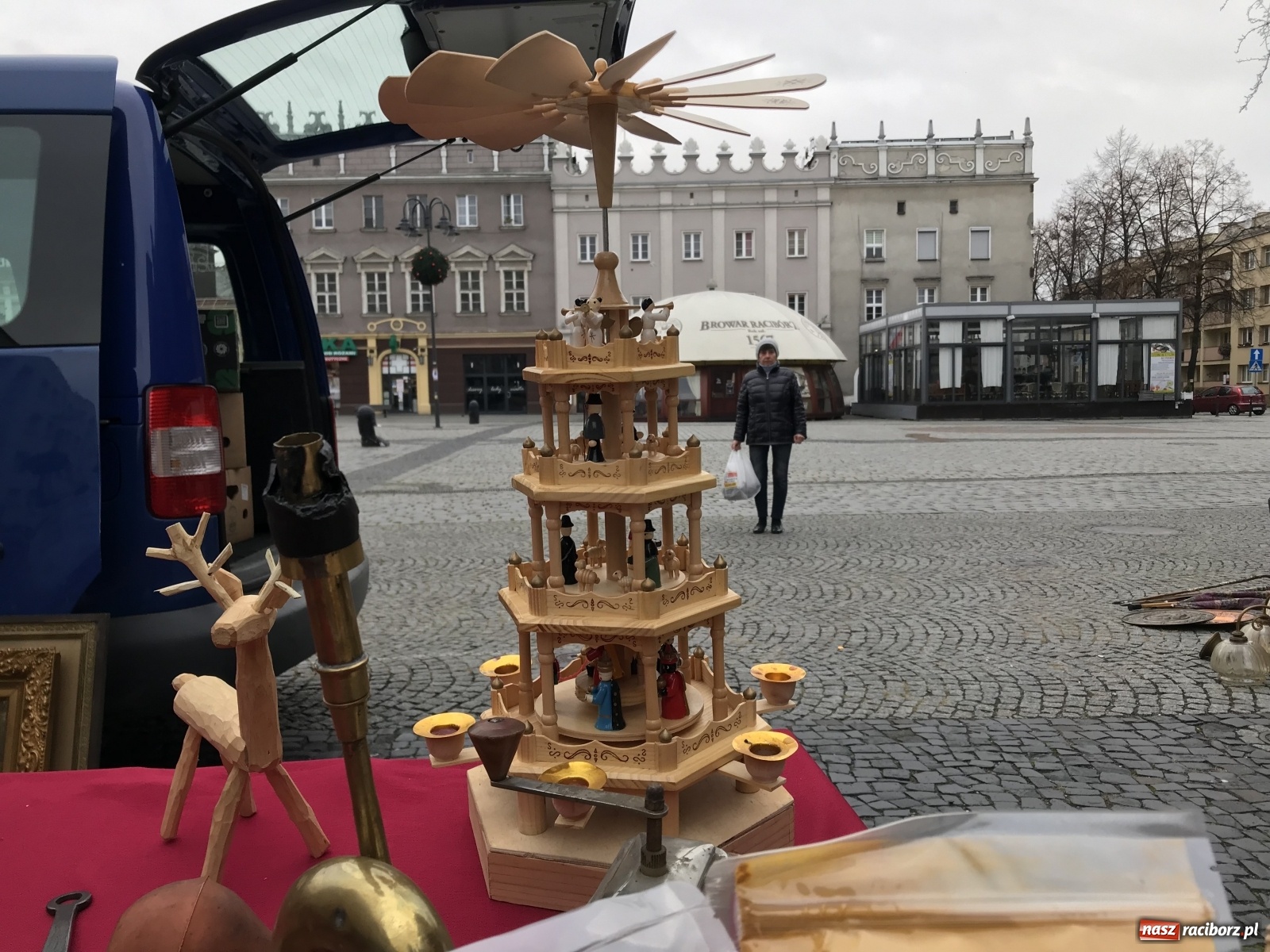 Zdjęcie w galerii na portalu naszraciborz.pl: Plac Dominikański zapełniony. Listopadowy targ staroci wiadomości z regionu