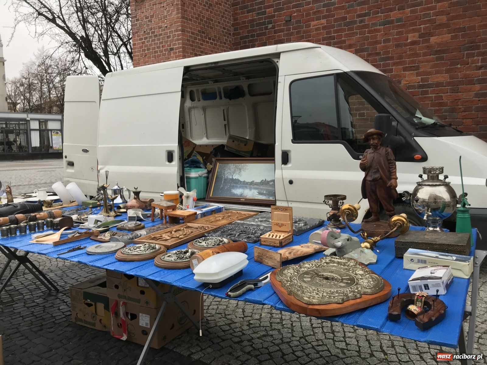 Zdjęcie w galerii na portalu naszraciborz.pl: Plac Dominikański zapełniony. Listopadowy targ staroci wiadomości z regionu