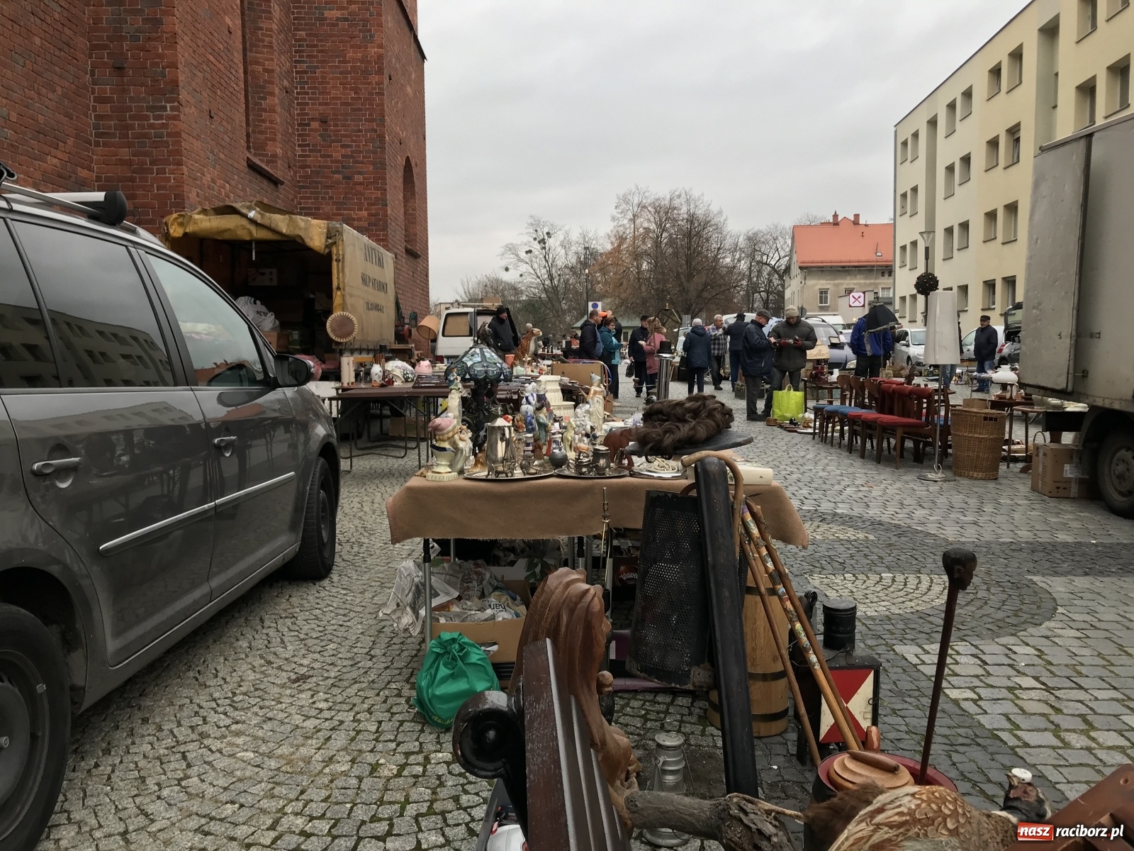 Zdjęcie w galerii na portalu naszraciborz.pl: Plac Dominikański zapełniony. Listopadowy targ staroci wiadomości z regionu
