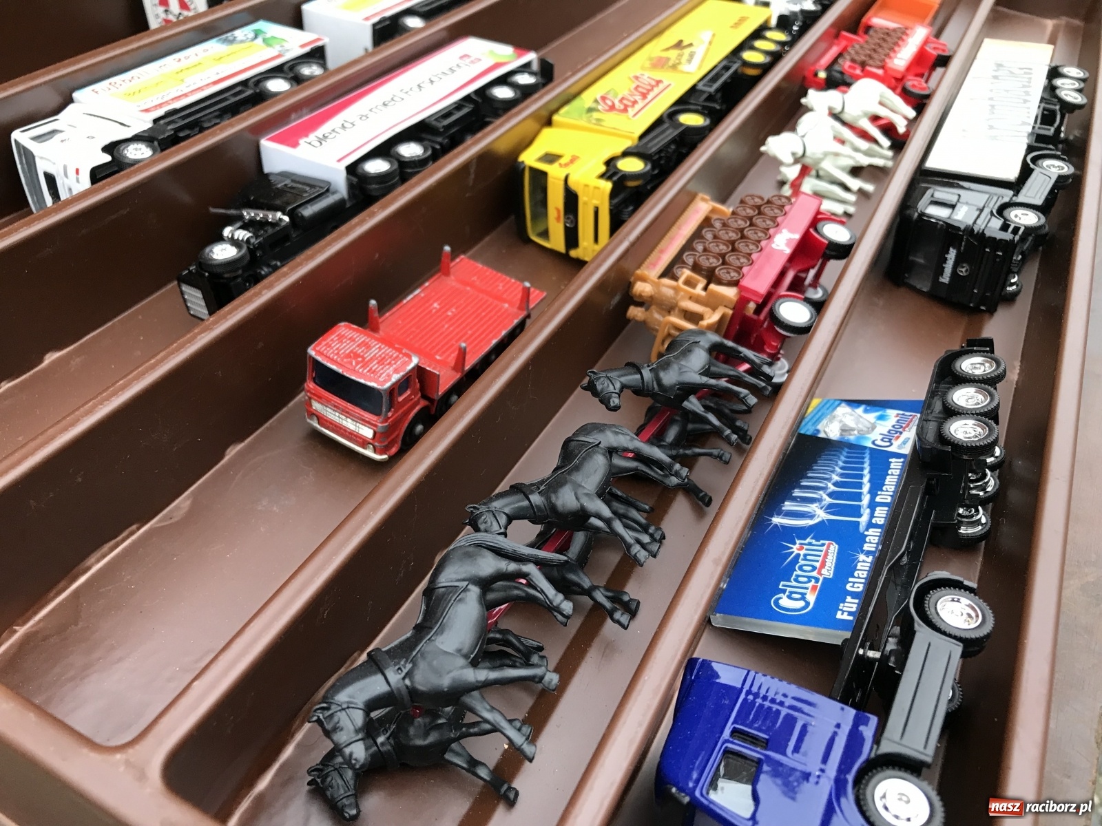 Zdjęcie w galerii na portalu naszraciborz.pl: Plac Dominikański zapełniony. Listopadowy targ staroci wiadomości z regionu