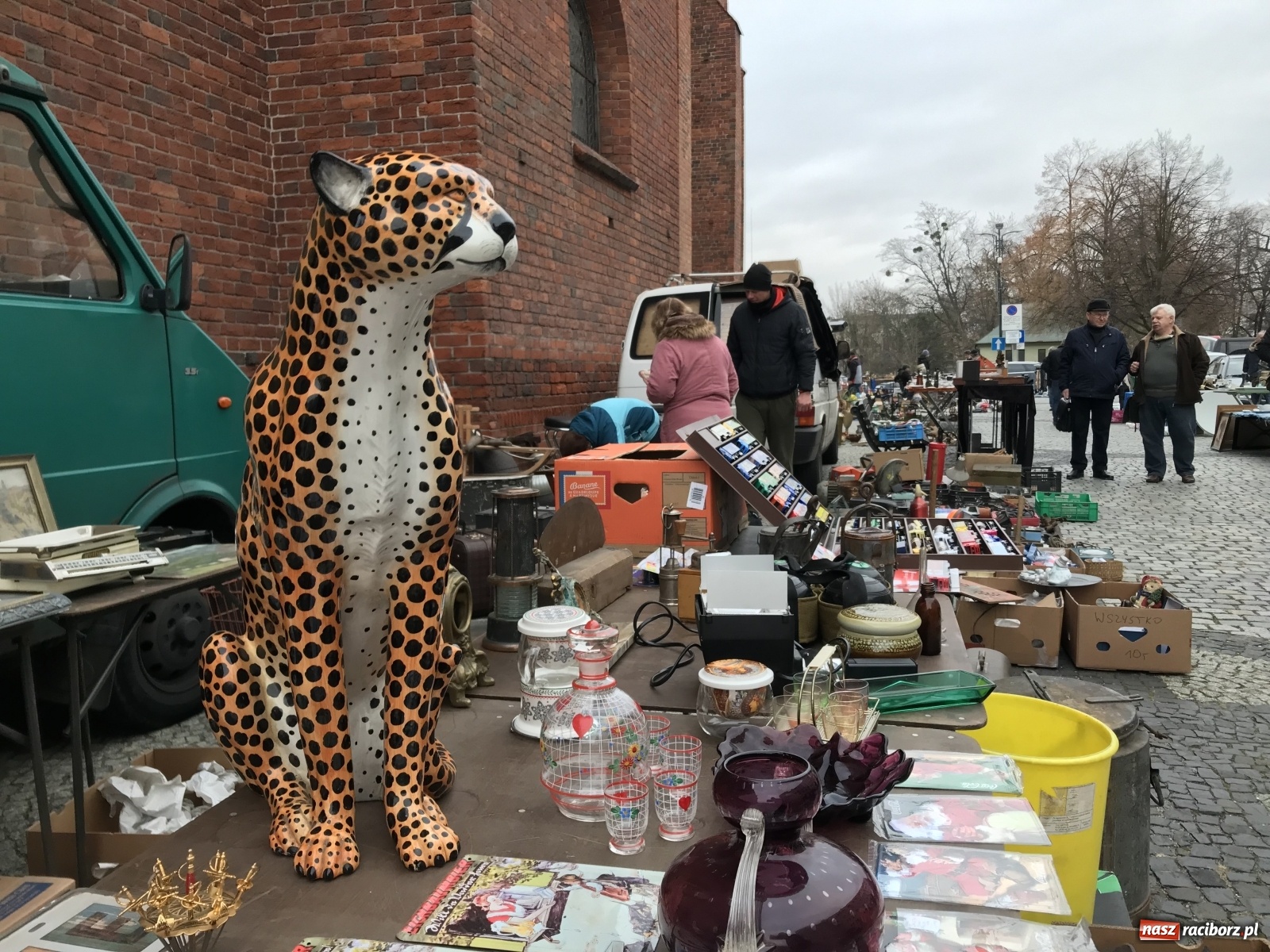 Zdjęcie w galerii na portalu naszraciborz.pl: Plac Dominikański zapełniony. Listopadowy targ staroci wiadomości z regionu