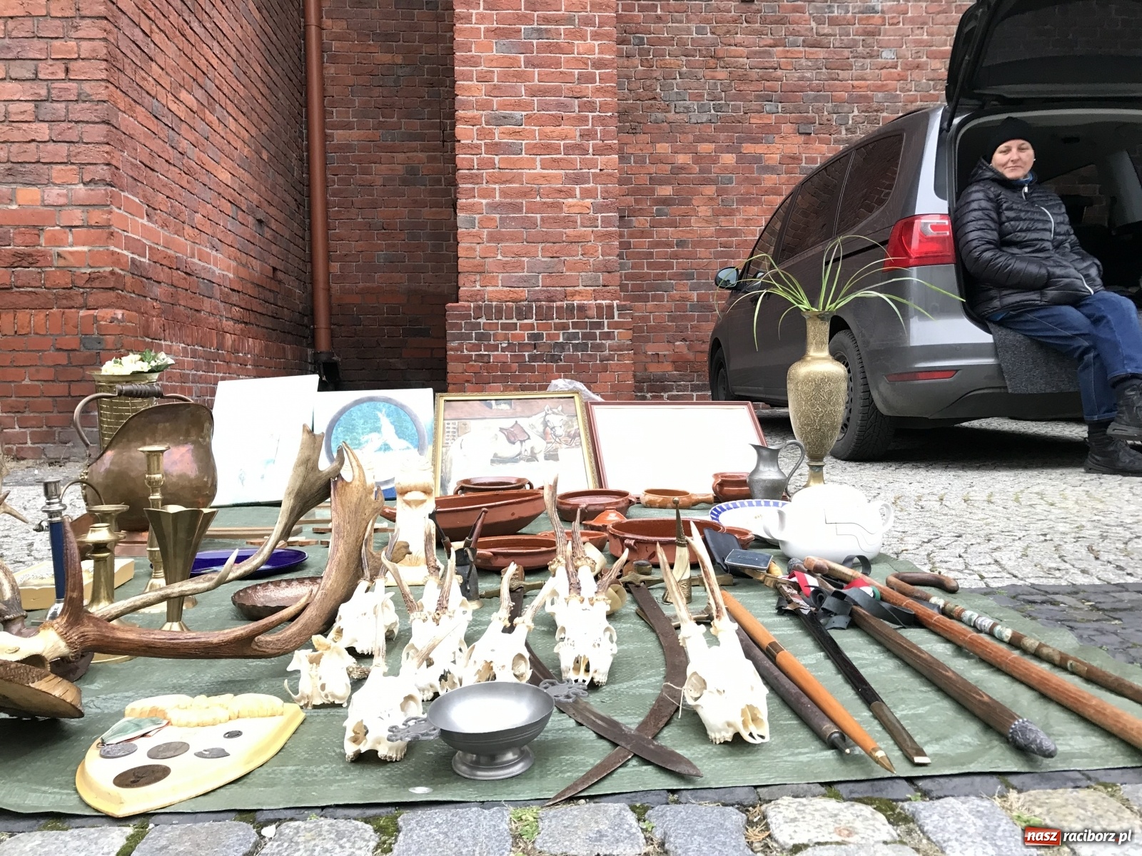 Zdjęcie w galerii na portalu naszraciborz.pl: Plac Dominikański zapełniony. Listopadowy targ staroci wiadomości z regionu