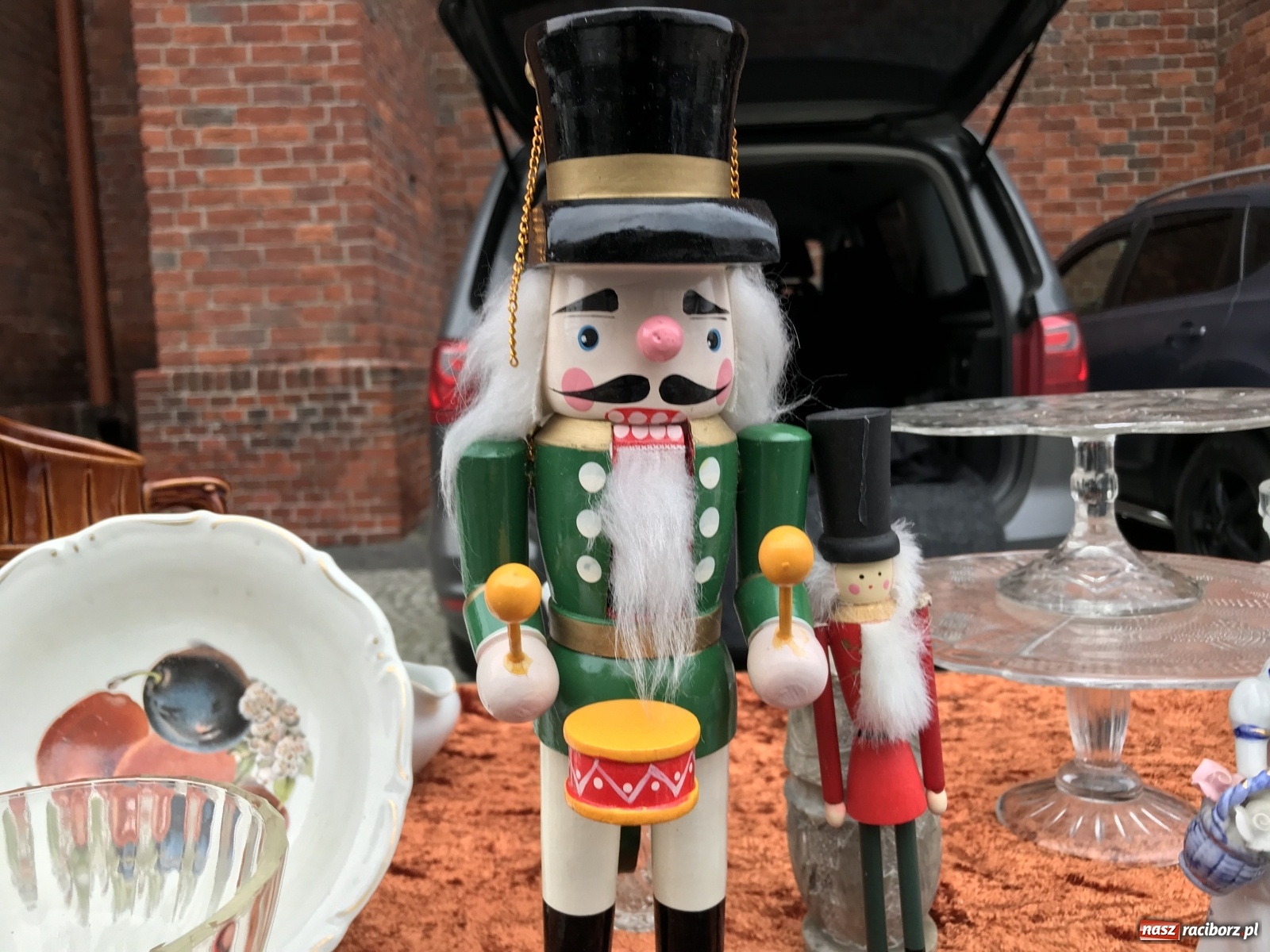 Zdjęcie w galerii na portalu naszraciborz.pl: Plac Dominikański zapełniony. Listopadowy targ staroci wiadomości z regionu