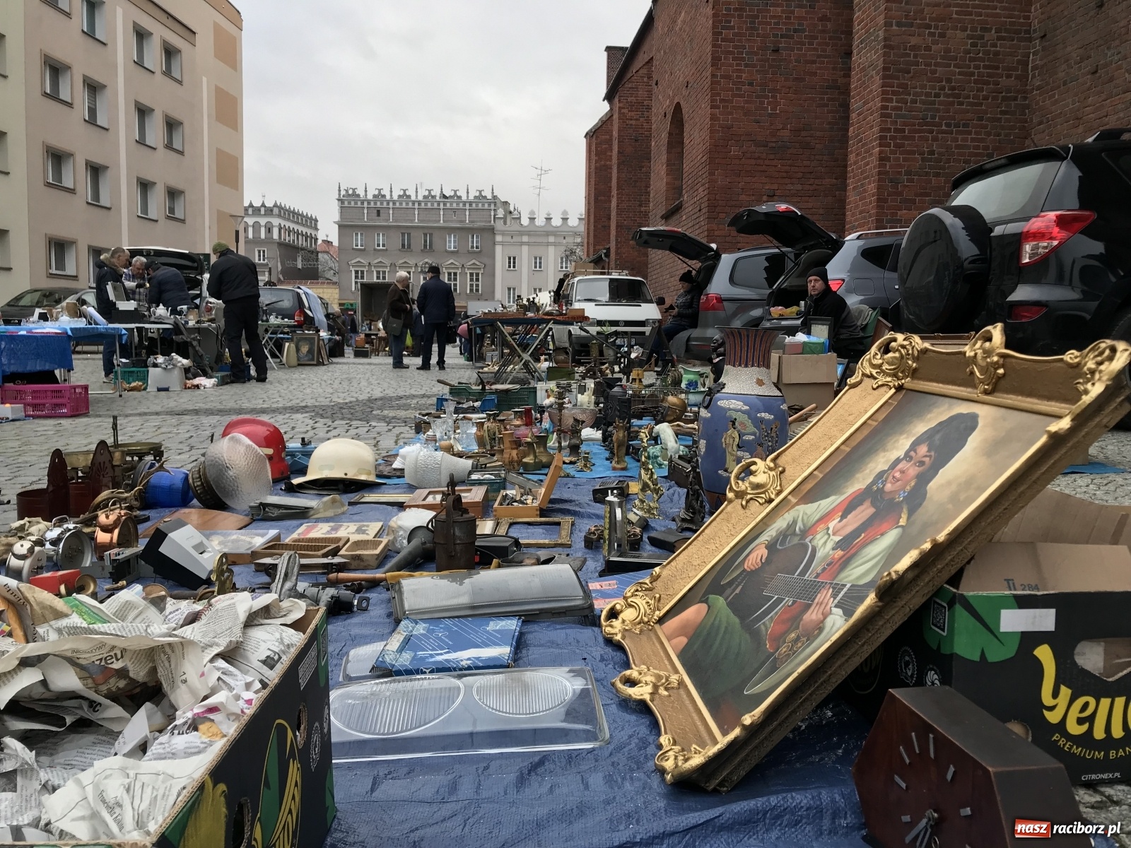 Zdjęcie w galerii na portalu naszraciborz.pl: Plac Dominikański zapełniony. Listopadowy targ staroci wiadomości z regionu