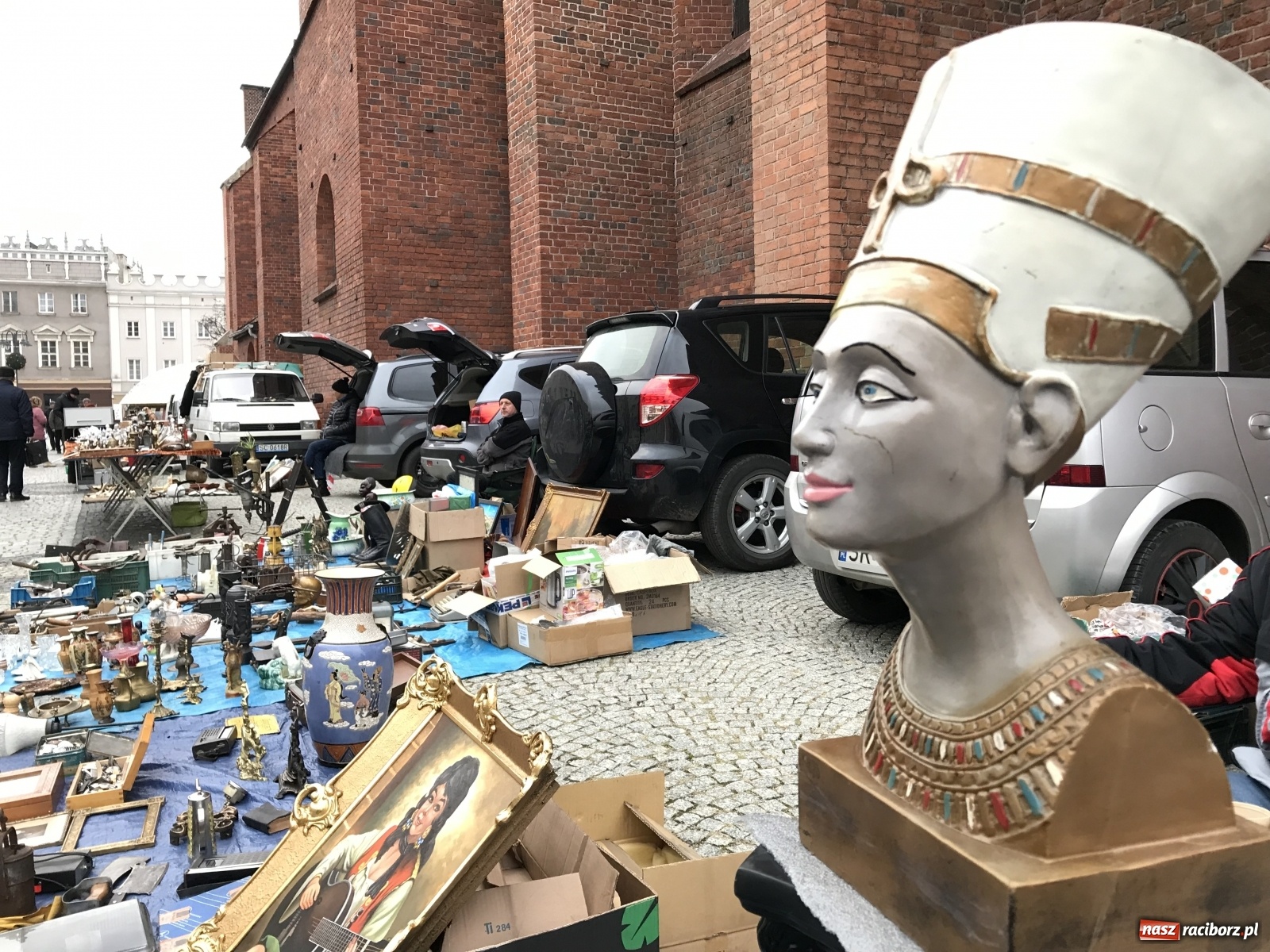 Zdjęcie w galerii na portalu naszraciborz.pl: Plac Dominikański zapełniony. Listopadowy targ staroci wiadomości z regionu