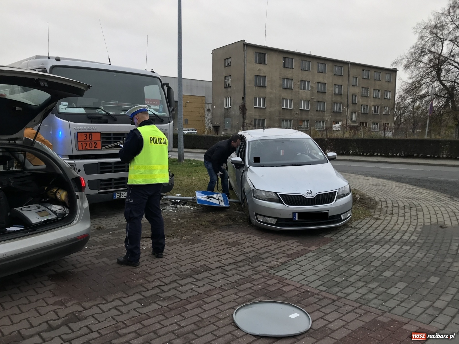 Zdjęcie w galerii na portalu naszraciborz.pl: Jest auto, nie ma kierowcy. Poranne znalezisko na Nowomiejskiej [FOTO] wiadomości z regionu