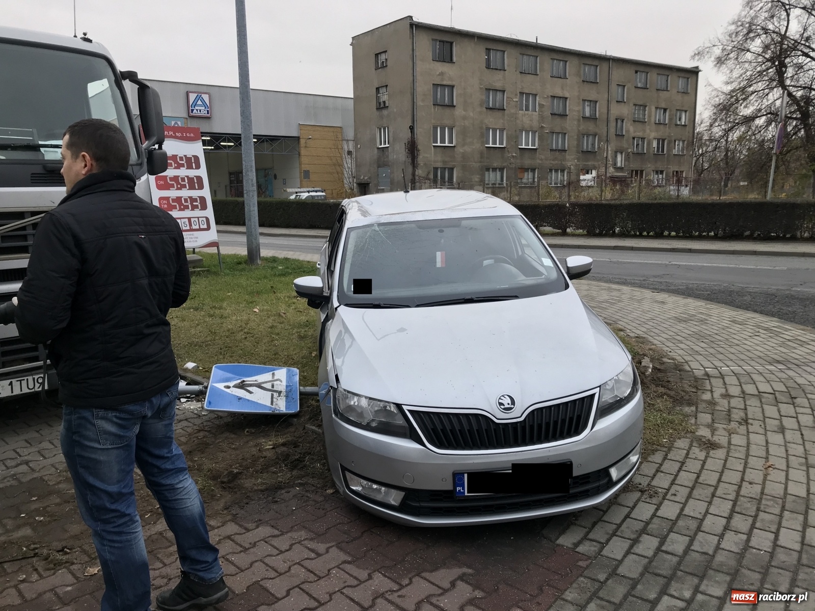 Zdjęcie w galerii na portalu naszraciborz.pl: Jest auto, nie ma kierowcy. Poranne znalezisko na Nowomiejskiej [FOTO] wiadomości z regionu