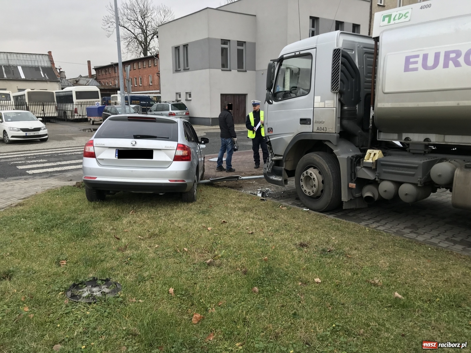 Zdjęcie w galerii na portalu naszraciborz.pl: Jest auto, nie ma kierowcy. Poranne znalezisko na Nowomiejskiej [FOTO] wiadomości z regionu