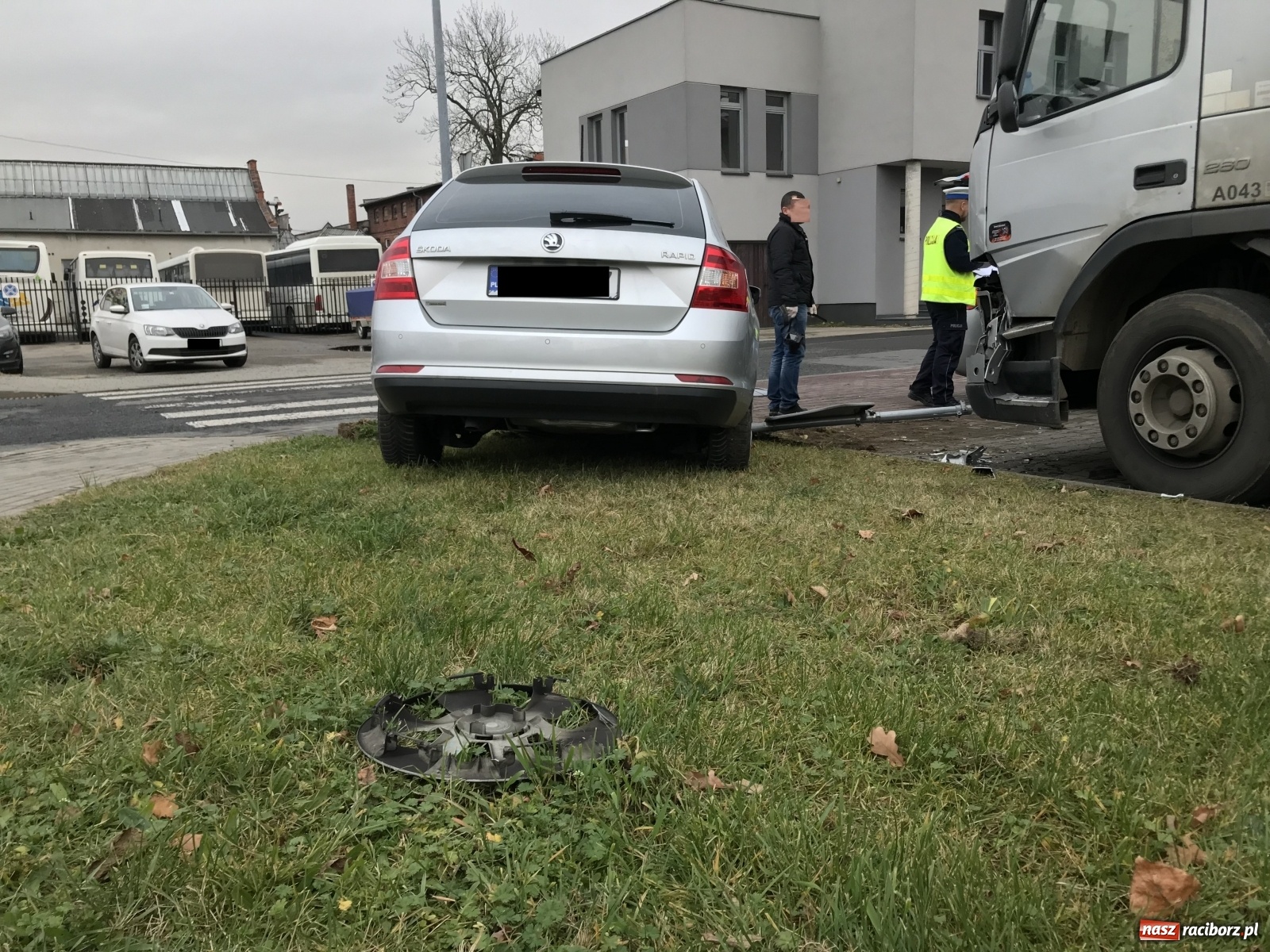 Zdjęcie w galerii na portalu naszraciborz.pl: Jest auto, nie ma kierowcy. Poranne znalezisko na Nowomiejskiej [FOTO] wiadomości z regionu
