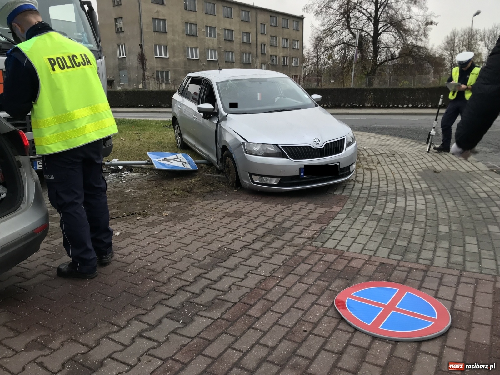 Zdjęcie w galerii na portalu naszraciborz.pl: Jest auto, nie ma kierowcy. Poranne znalezisko na Nowomiejskiej [FOTO] wiadomości z regionu