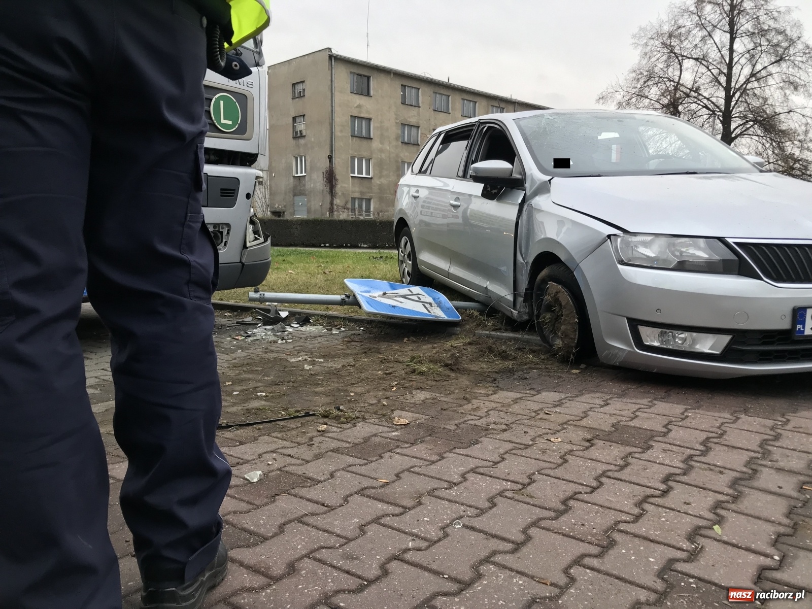 Zdjęcie w galerii na portalu naszraciborz.pl: Jest auto, nie ma kierowcy. Poranne znalezisko na Nowomiejskiej [FOTO] wiadomości z regionu