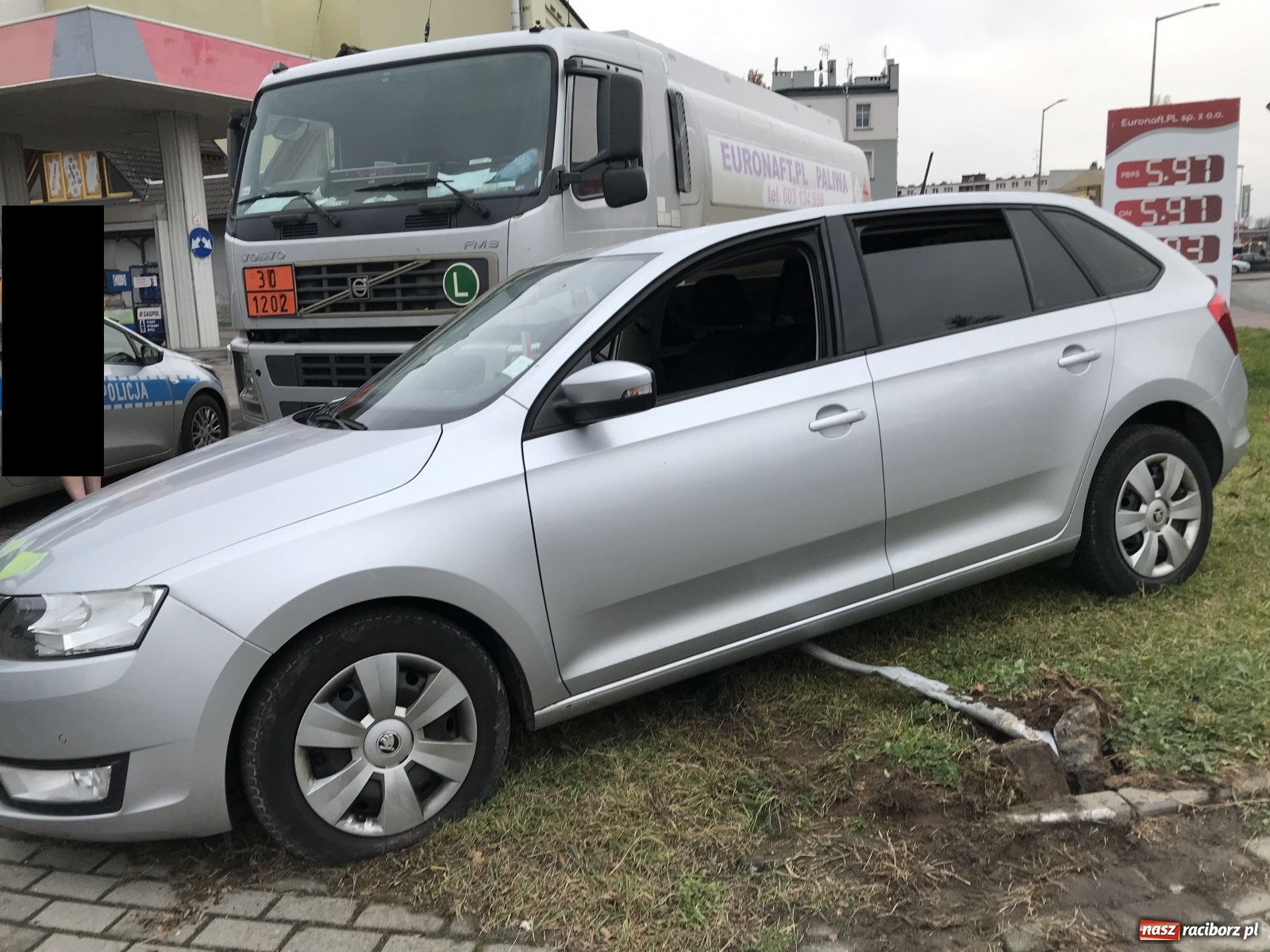 Zdjęcie w galerii na portalu naszraciborz.pl: Jest auto, nie ma kierowcy. Poranne znalezisko na Nowomiejskiej [FOTO] wiadomości z regionu