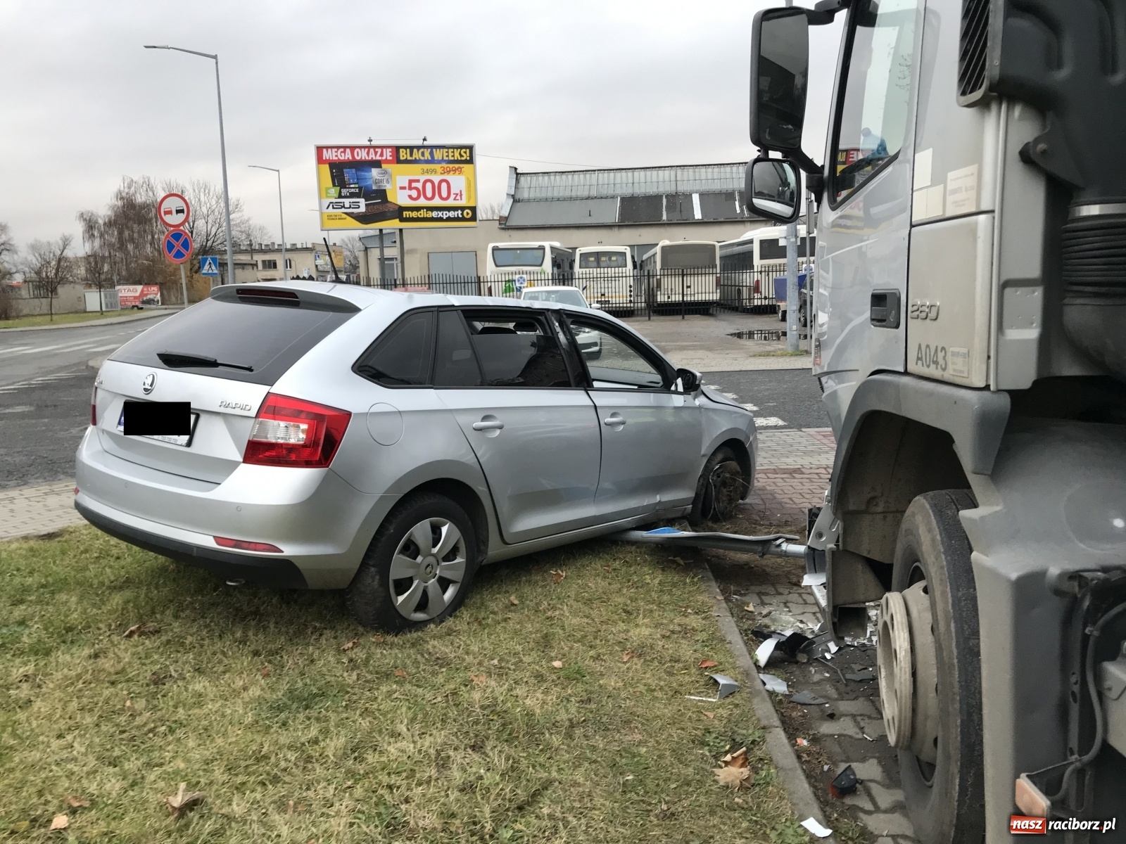 Zdjęcie w galerii na portalu naszraciborz.pl: Jest auto, nie ma kierowcy. Poranne znalezisko na Nowomiejskiej [FOTO] wiadomości z regionu