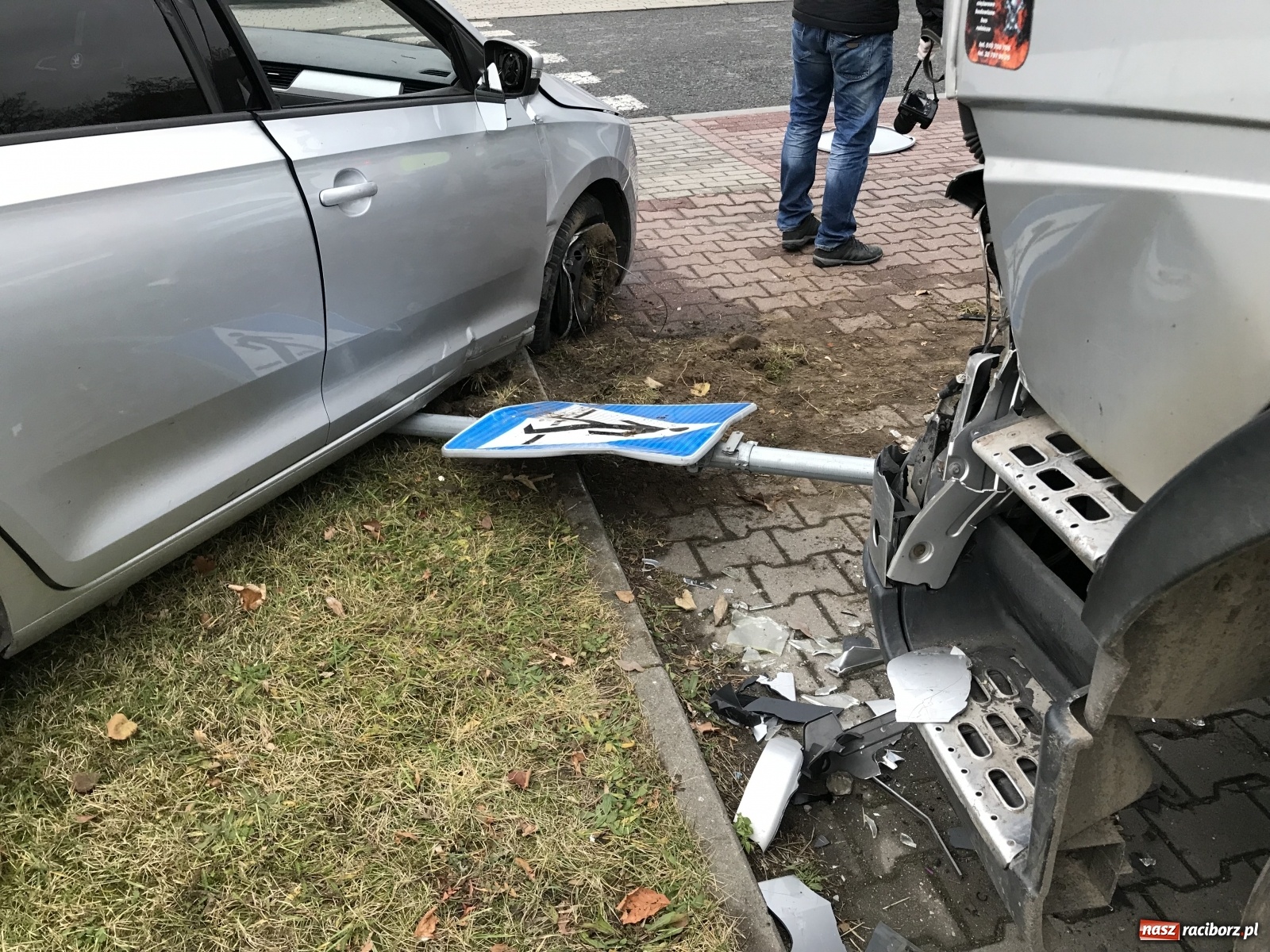 Zdjęcie w galerii na portalu naszraciborz.pl: Jest auto, nie ma kierowcy. Poranne znalezisko na Nowomiejskiej [FOTO] wiadomości z regionu