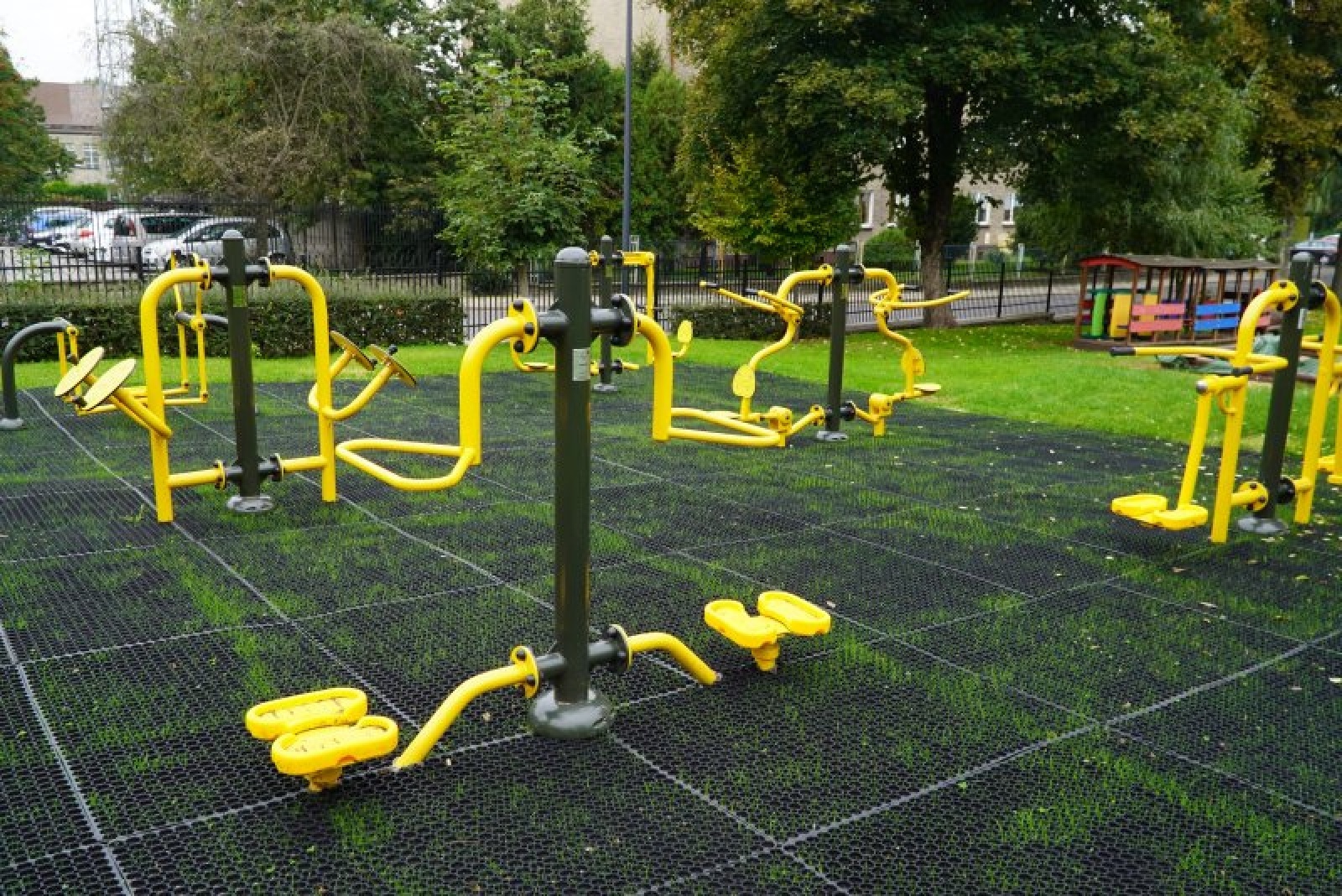 Zdjęcie w galerii na portalu naszraciborz.pl: Place zabaw dla raciborskich przedszkolaków doposażone wiadomości z regionu