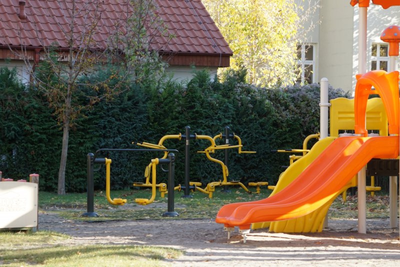 Zdjęcie w galerii na portalu naszraciborz.pl: Place zabaw dla raciborskich przedszkolaków doposażone wiadomości z regionu