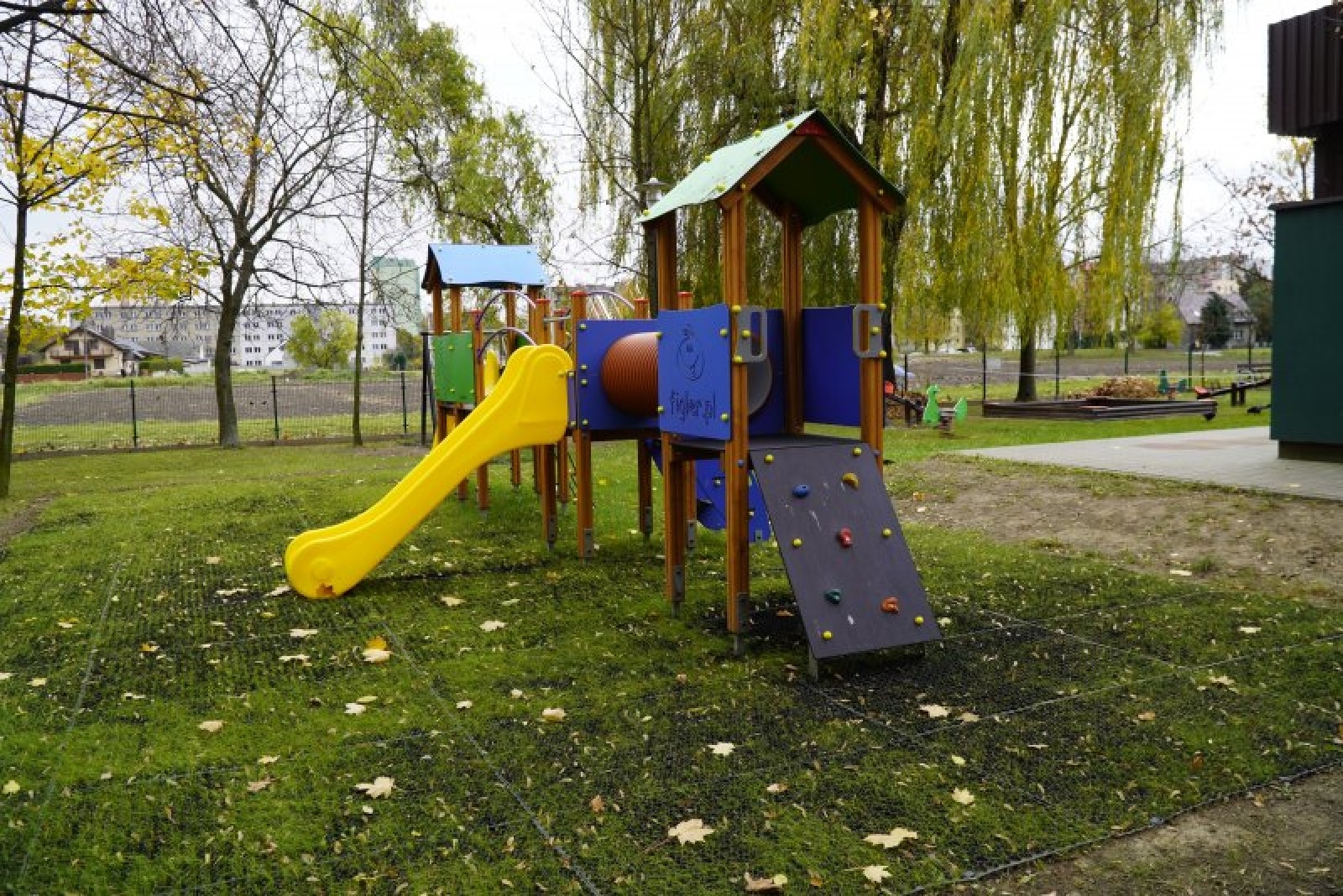 Zdjęcie w galerii na portalu naszraciborz.pl: Place zabaw dla raciborskich przedszkolaków doposażone wiadomości z regionu