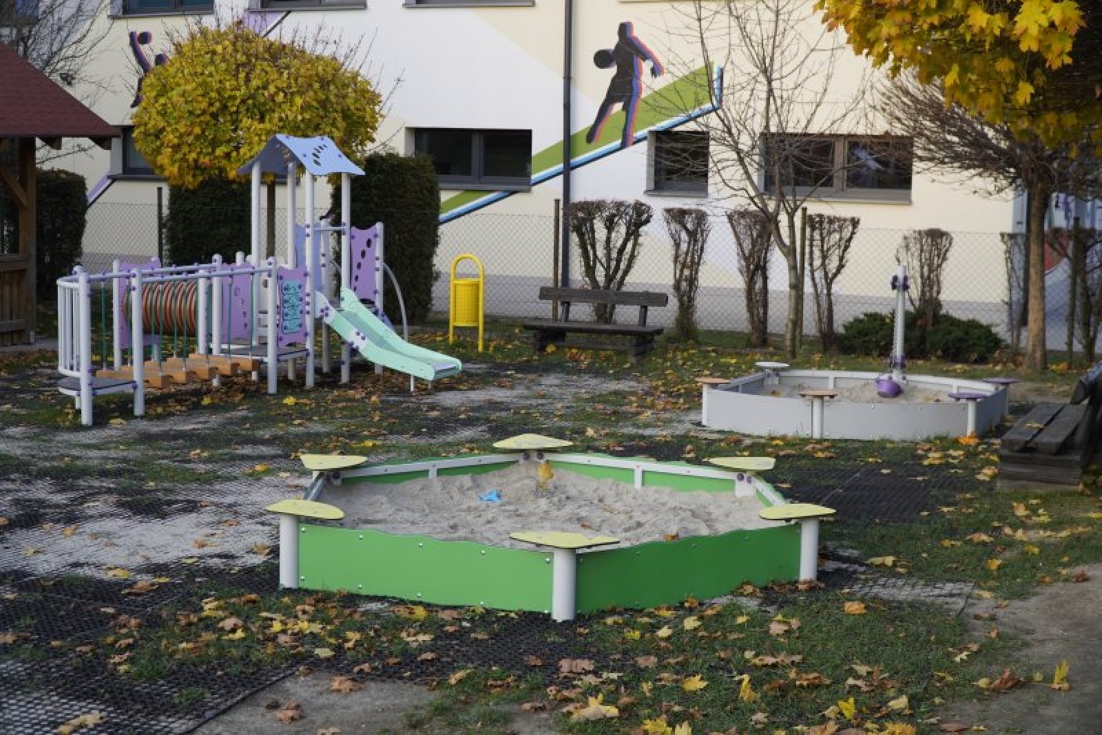 Zdjęcie w galerii na portalu naszraciborz.pl: Place zabaw dla raciborskich przedszkolaków doposażone wiadomości z regionu