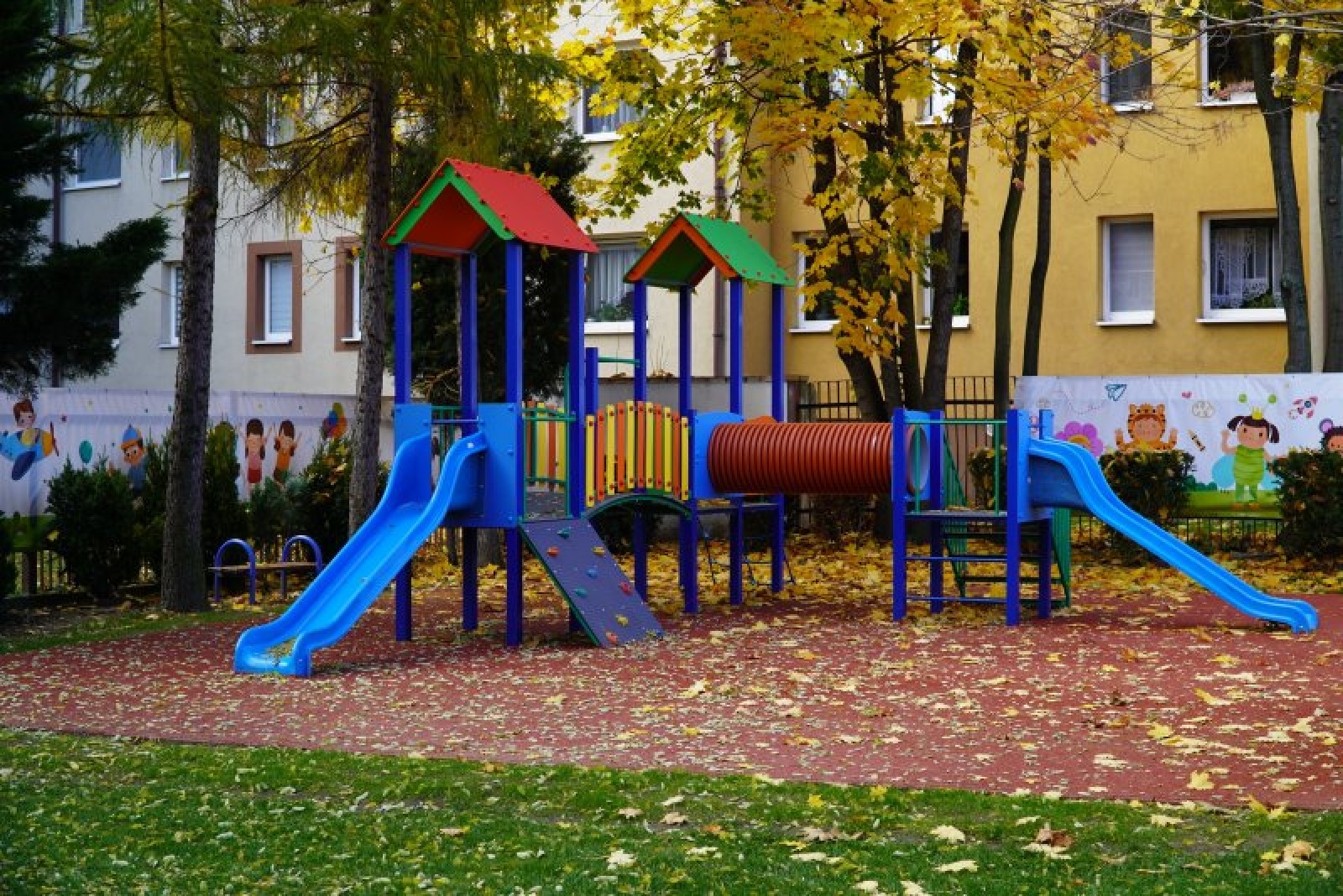 Zdjęcie w galerii na portalu naszraciborz.pl: Place zabaw dla raciborskich przedszkolaków doposażone wiadomości z regionu