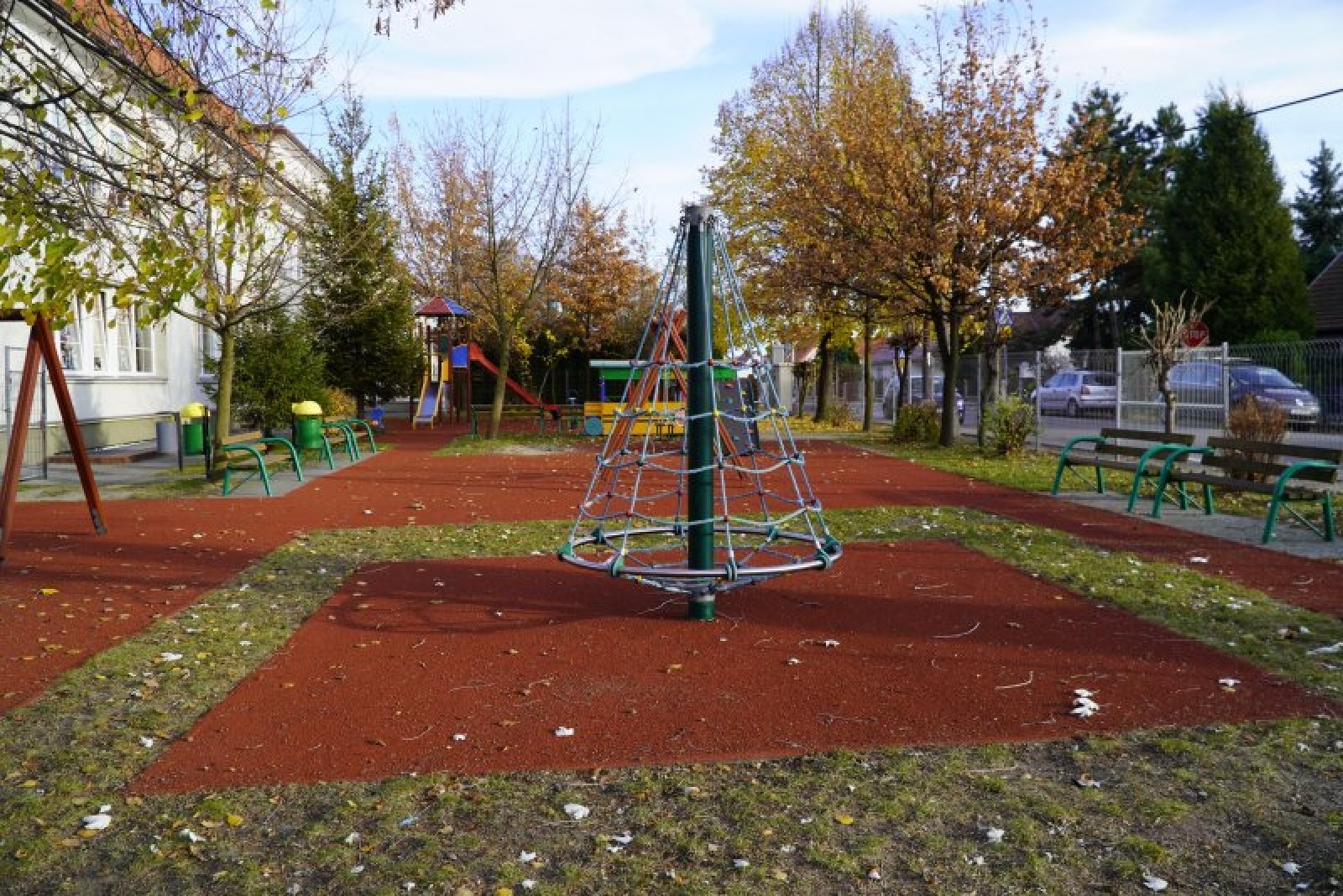 Zdjęcie w galerii na portalu naszraciborz.pl: Place zabaw dla raciborskich przedszkolaków doposażone wiadomości z regionu