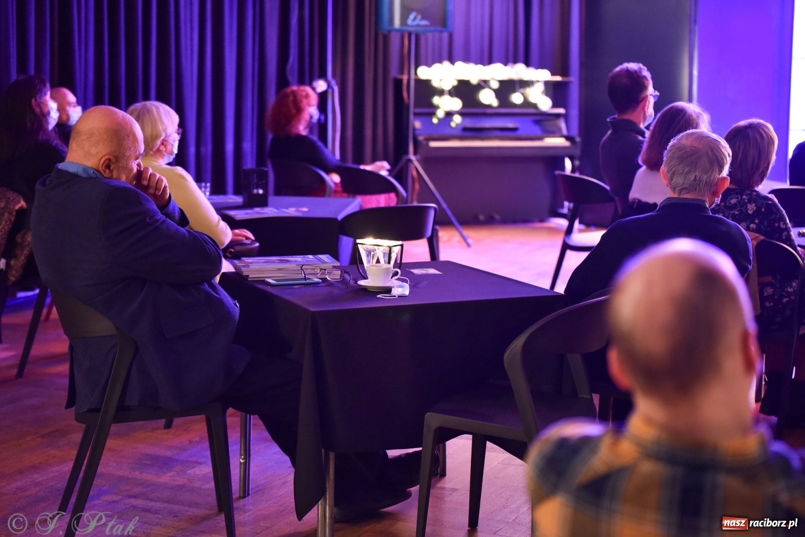 Zdjęcie w galerii na portalu naszraciborz.pl: W RCK promowano nowy numer Almanachu Prowincjonalnego wiadomości z regionu