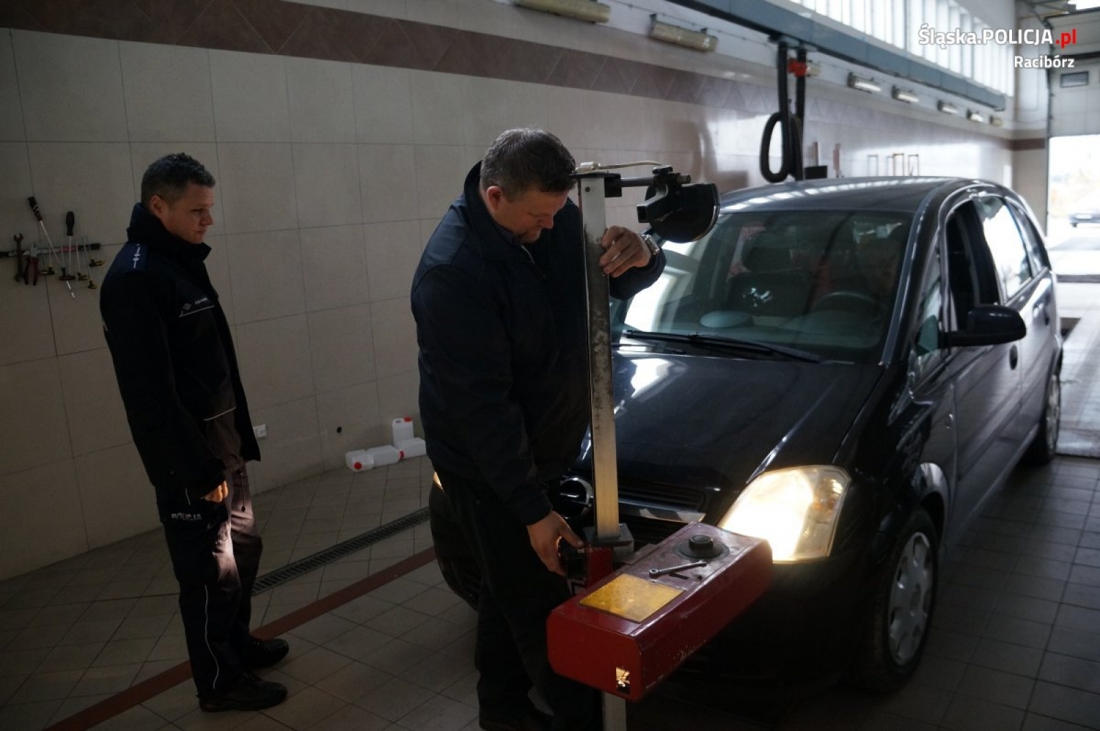 Zdjęcie w galerii na portalu naszraciborz.pl: Policyjne kontrole oświetlenia pojazdów wiadomości z regionu