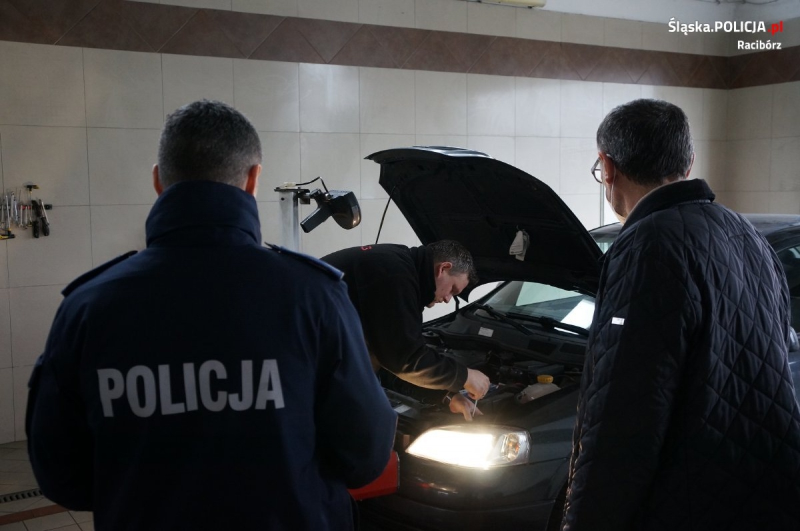 Zdjęcie w galerii na portalu naszraciborz.pl: Policyjne kontrole oświetlenia pojazdów wiadomości z regionu