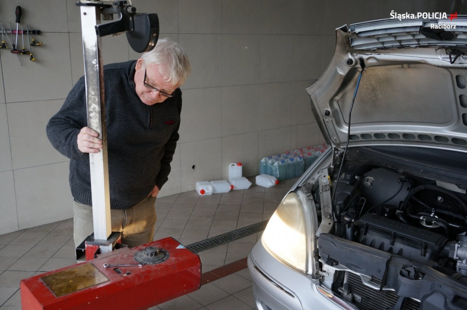 Zdjęcie w galerii na portalu naszraciborz.pl: Policyjne kontrole oświetlenia pojazdów wiadomości z regionu