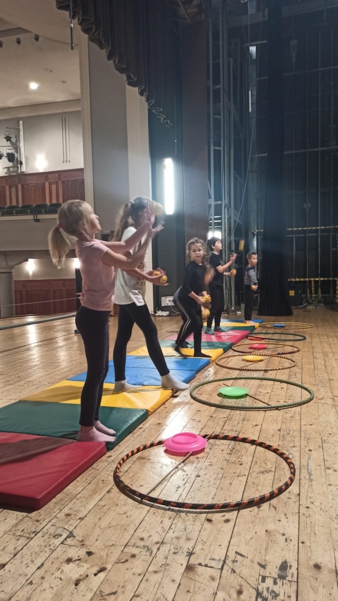 Zdjęcie w galerii na portalu naszraciborz.pl: Warsztaty cyrkowe w RCK wiadomości z regionu