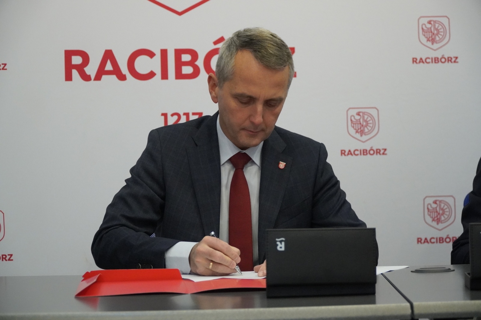 Zdjęcie w galerii na portalu naszraciborz.pl: Umowa z PK podpisana. Miejska spółka wywiezie nasze śmieci wiadomości z regionu