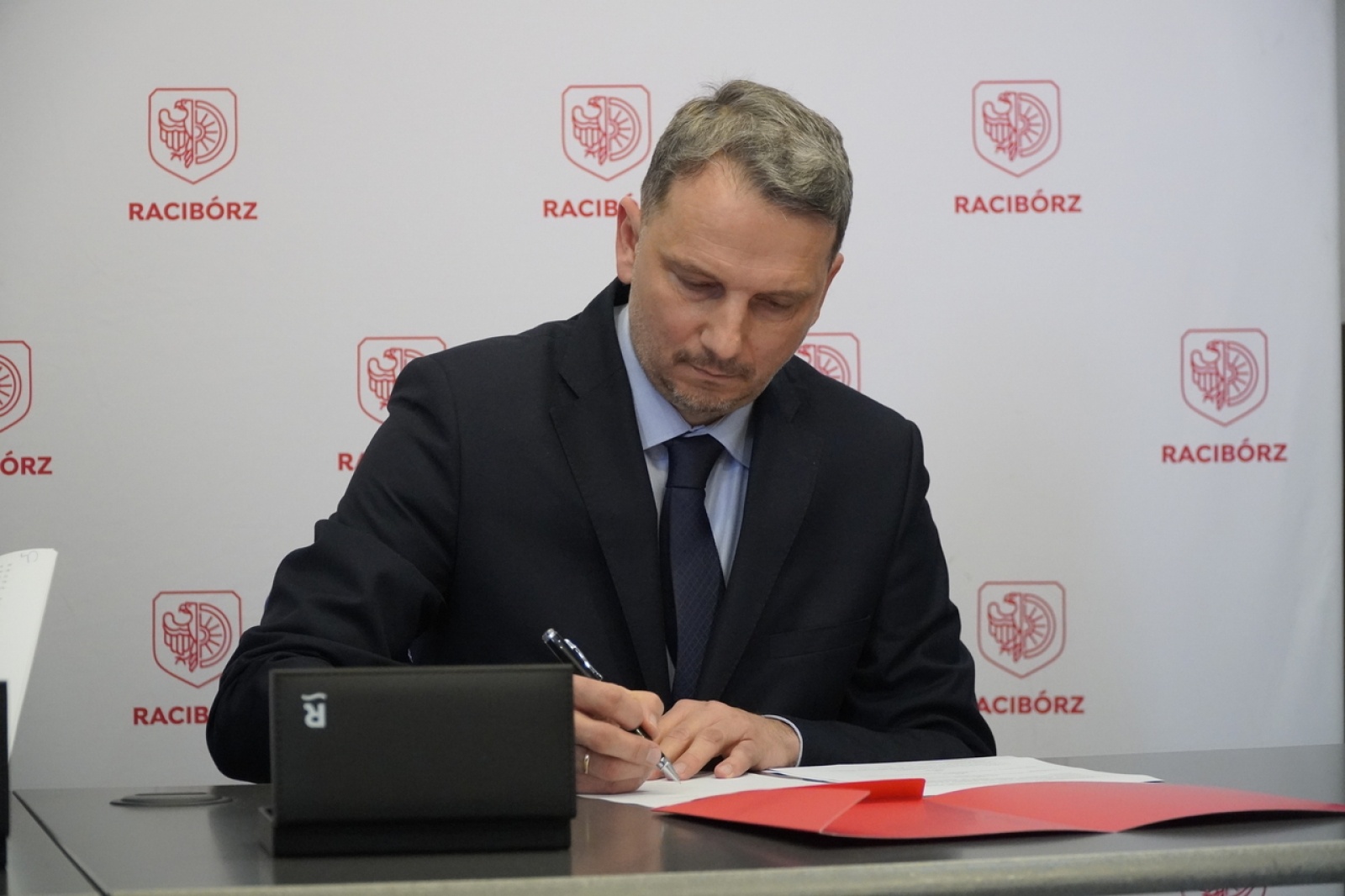 Zdjęcie w galerii na portalu naszraciborz.pl: Umowa z PK podpisana. Miejska spółka wywiezie nasze śmieci wiadomości z regionu