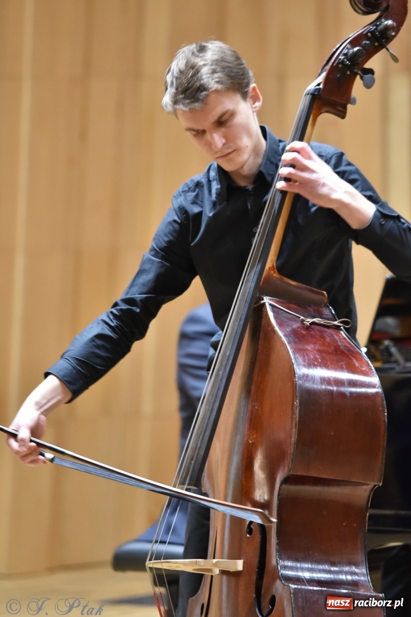 Zdjęcie w galerii na portalu naszraciborz.pl: Nauczyciele na scenie. Koncert w PSM [FOTO i WIDEO] wiadomości z regionu