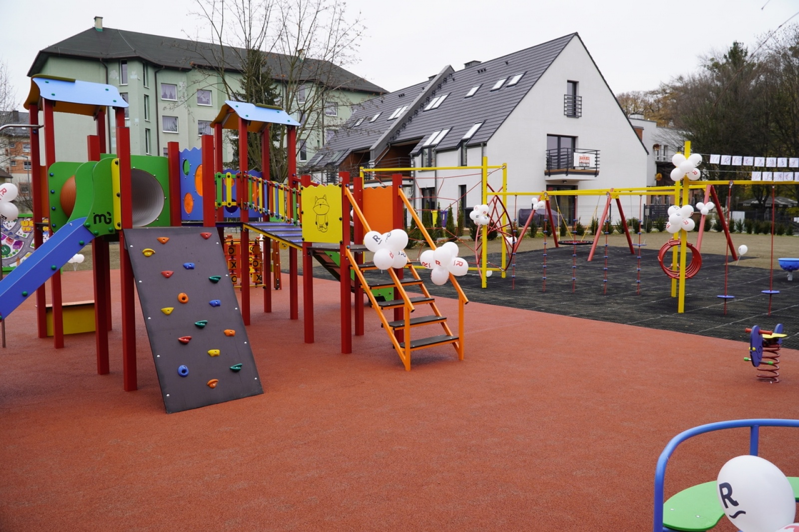 Zdjęcie w galerii na portalu naszraciborz.pl: Przedszkole nr 13 ma nowy plac zabaw wiadomości z regionu