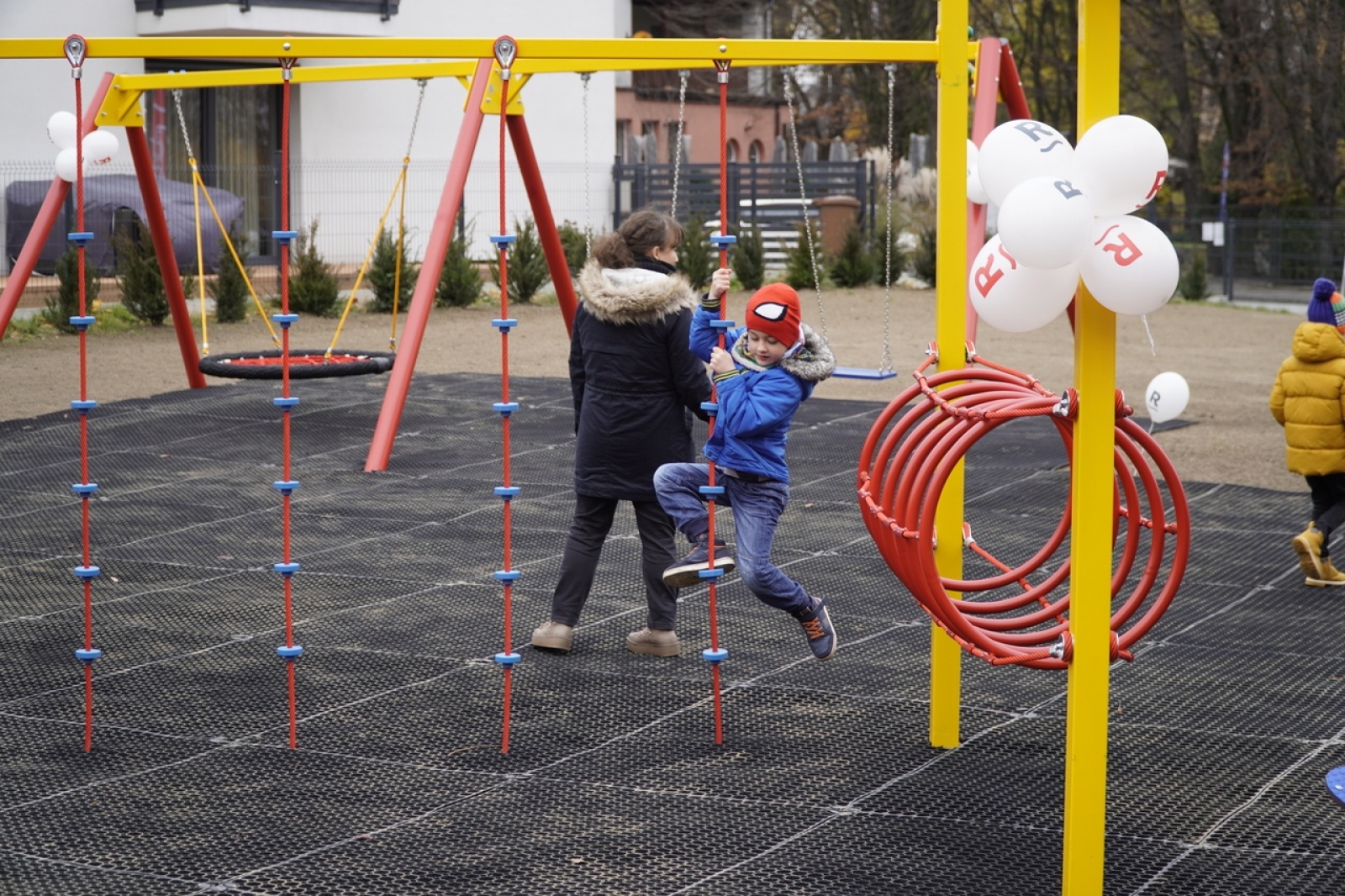 Zdjęcie w galerii na portalu naszraciborz.pl: Przedszkole nr 13 ma nowy plac zabaw wiadomości z regionu