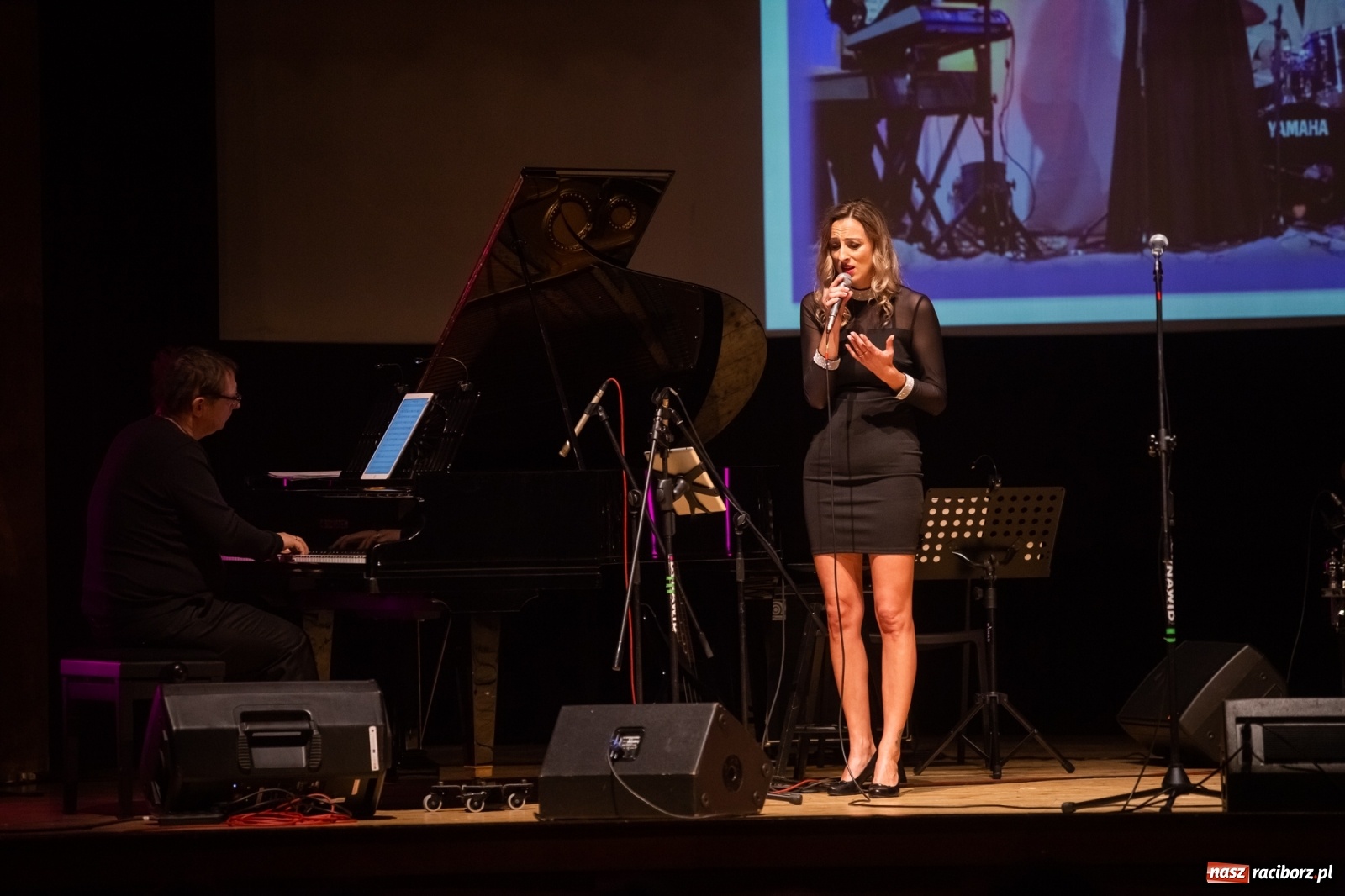 Zdjęcie w galerii na portalu naszraciborz.pl: Złote gody Grupy Bez Nazwy w RCK z Tyrmandem w tle wiadomości z regionu