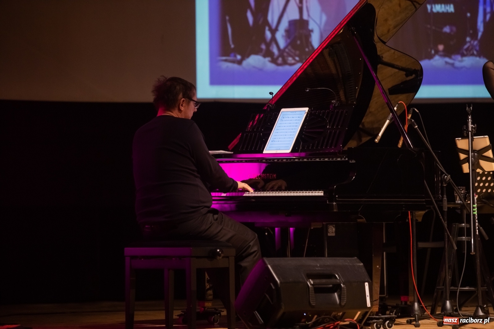 Zdjęcie w galerii na portalu naszraciborz.pl: Złote gody Grupy Bez Nazwy w RCK z Tyrmandem w tle wiadomości z regionu
