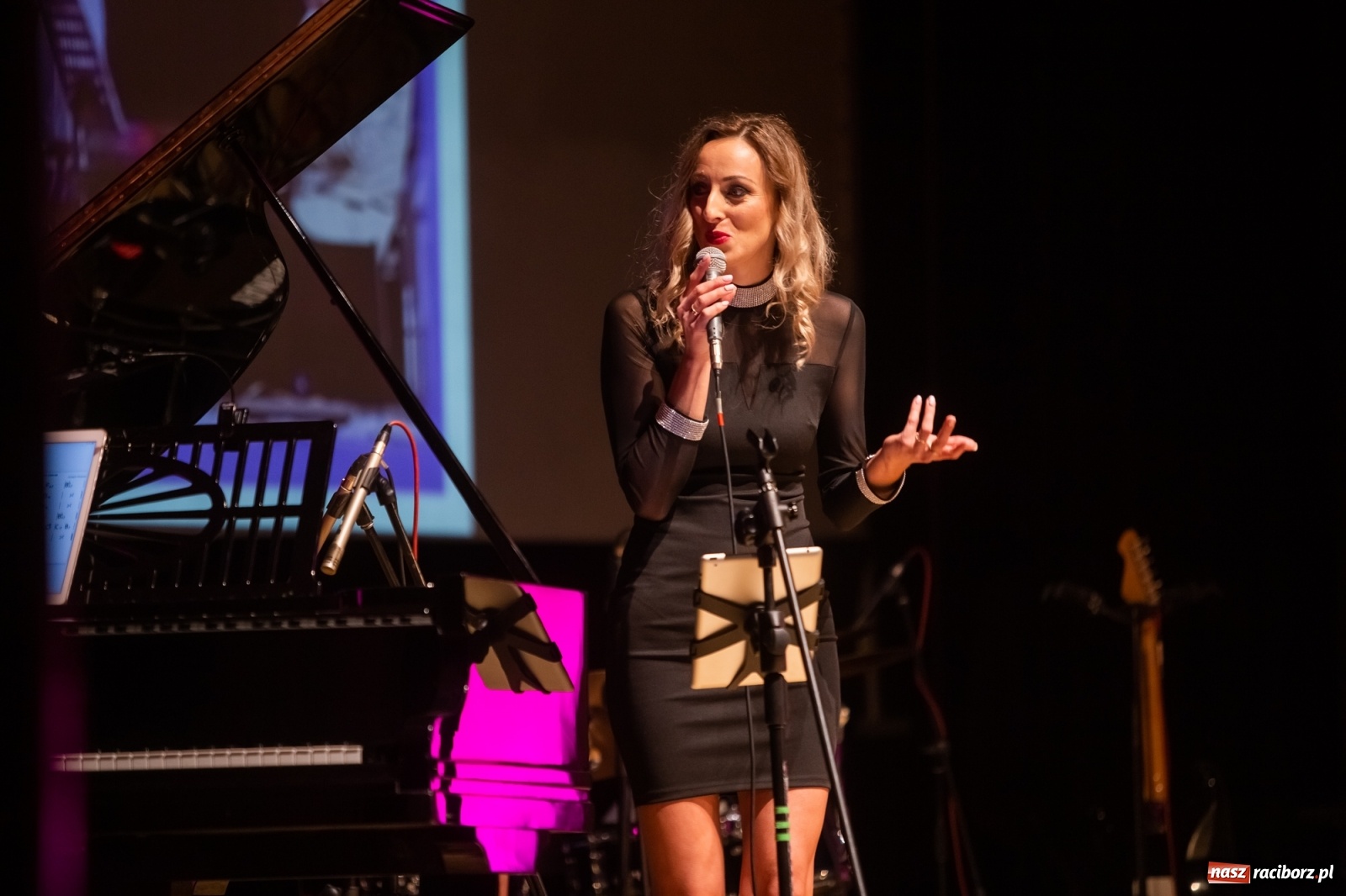 Zdjęcie w galerii na portalu naszraciborz.pl: Złote gody Grupy Bez Nazwy w RCK z Tyrmandem w tle wiadomości z regionu