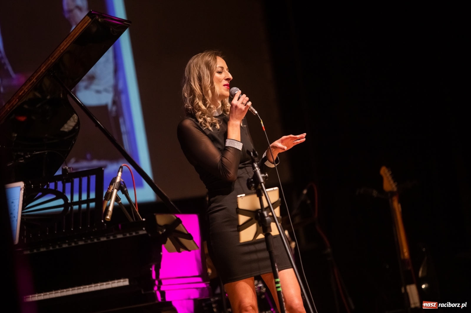 Zdjęcie w galerii na portalu naszraciborz.pl: Złote gody Grupy Bez Nazwy w RCK z Tyrmandem w tle wiadomości z regionu