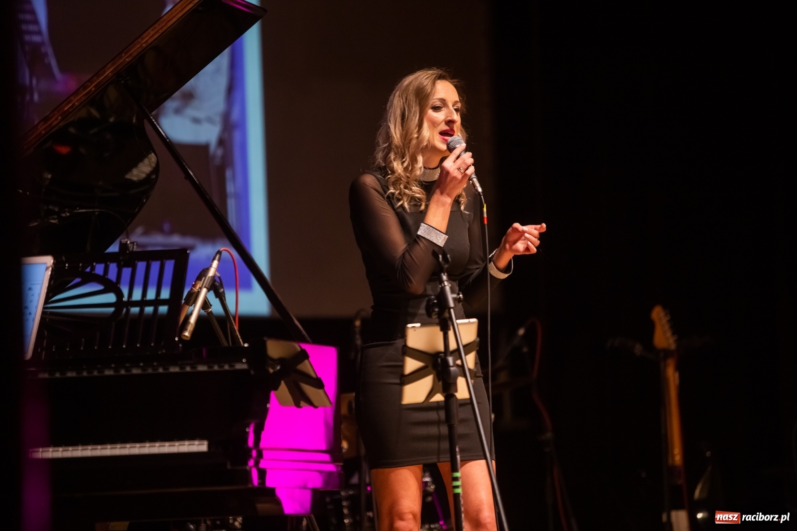 Zdjęcie w galerii na portalu naszraciborz.pl: Złote gody Grupy Bez Nazwy w RCK z Tyrmandem w tle wiadomości z regionu