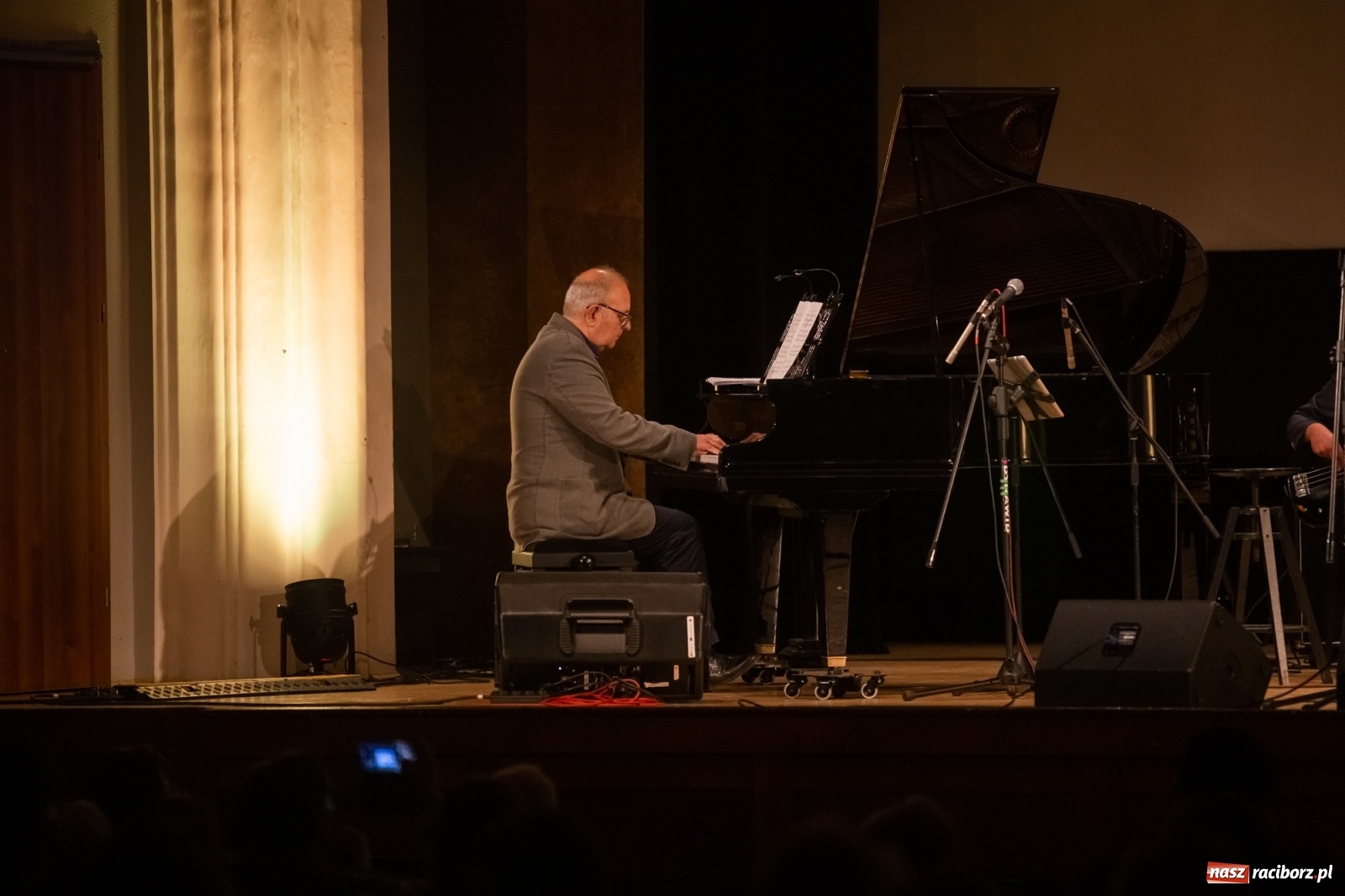 Zdjęcie w galerii na portalu naszraciborz.pl: Złote gody Grupy Bez Nazwy w RCK z Tyrmandem w tle wiadomości z regionu
