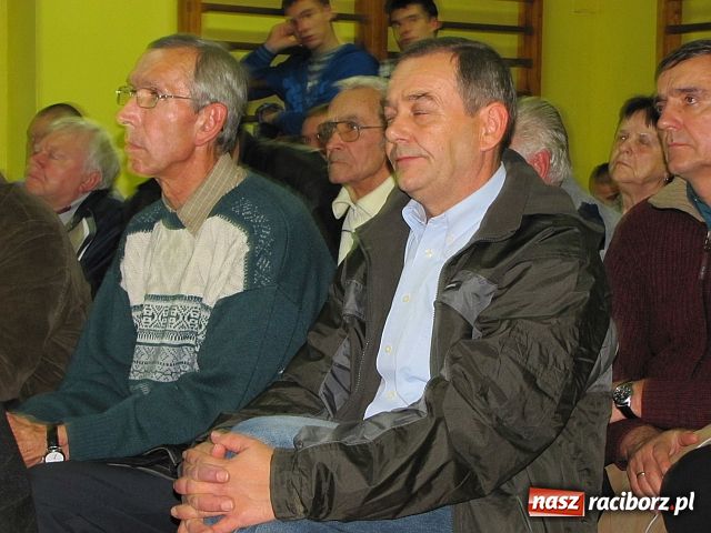 Zdjęcie w galerii na portalu naszraciborz.pl: W Ocicach parking za duży i wąskie drogi wiadomości z regionu