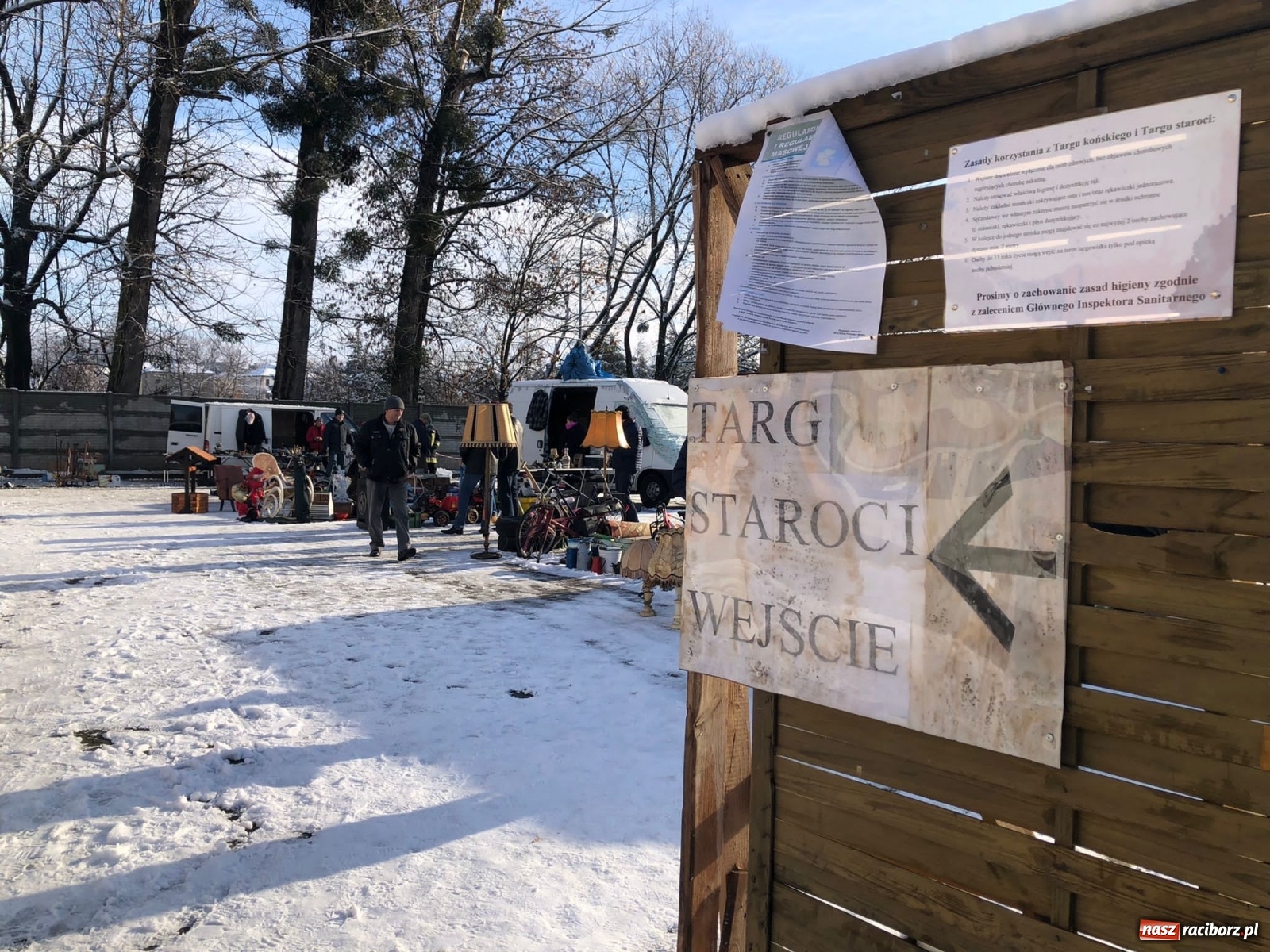 Zdjęcie w galerii na portalu naszraciborz.pl: Śnieg nie odstraszył kupców i klientów wiadomości z regionu