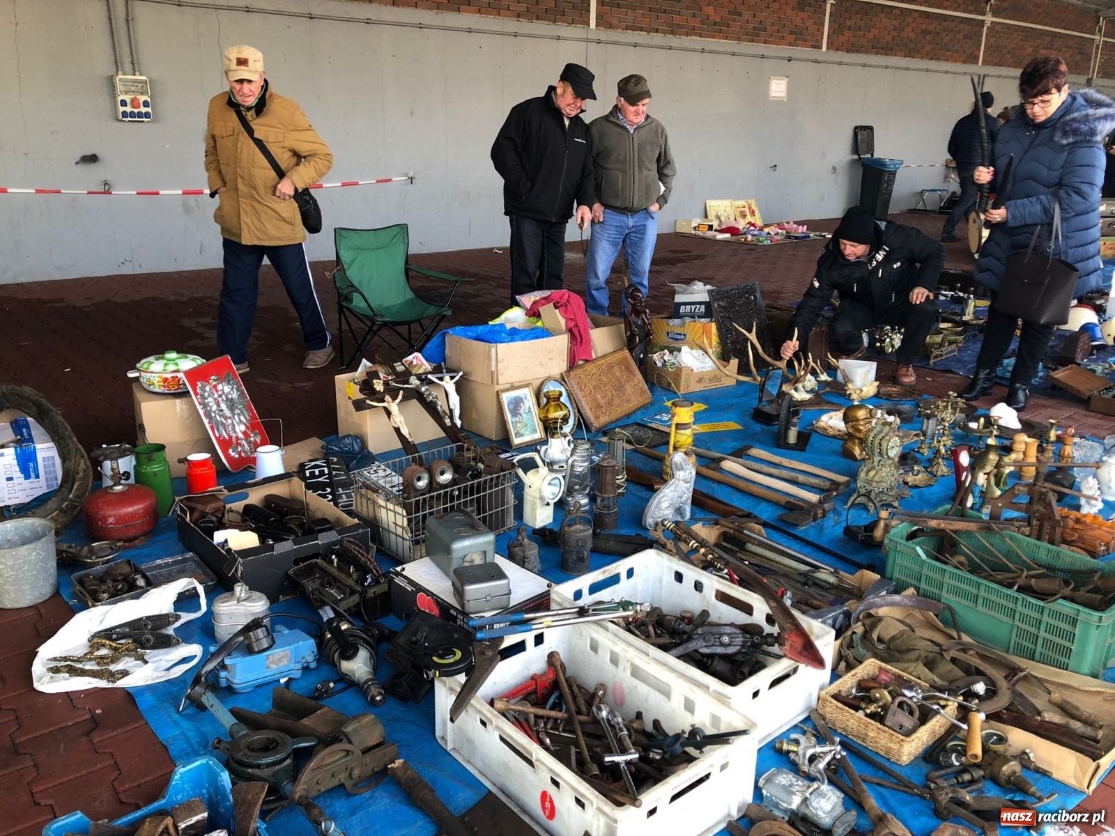 Zdjęcie w galerii na portalu naszraciborz.pl: Śnieg nie odstraszył kupców i klientów wiadomości z regionu