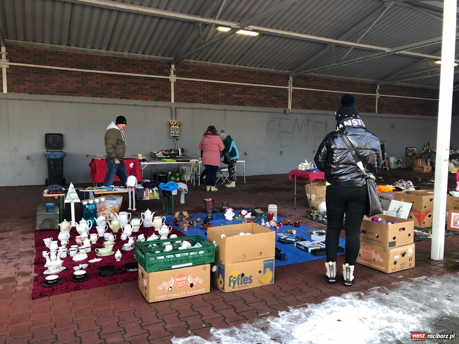Zdjęcie w galerii na portalu naszraciborz.pl: Śnieg nie odstraszył kupców i klientów wiadomości z regionu