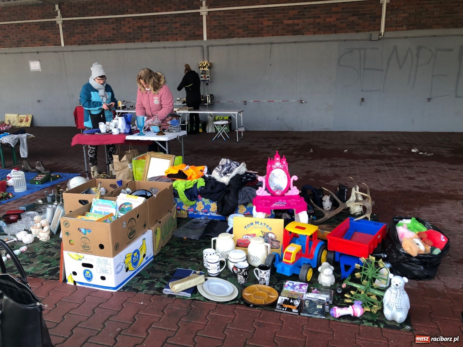 Zdjęcie w galerii na portalu naszraciborz.pl: Śnieg nie odstraszył kupców i klientów wiadomości z regionu