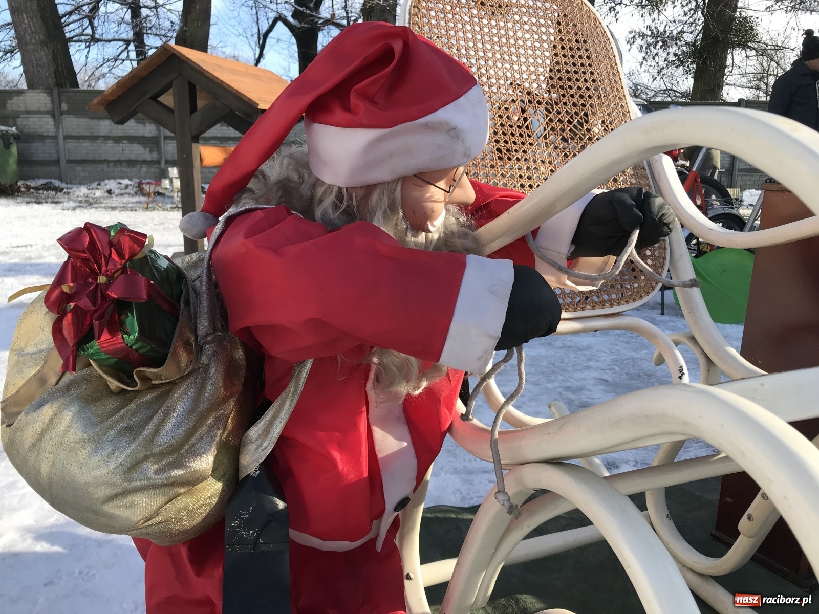 Zdjęcie w galerii na portalu naszraciborz.pl: Śnieg nie odstraszył kupców i klientów wiadomości z regionu