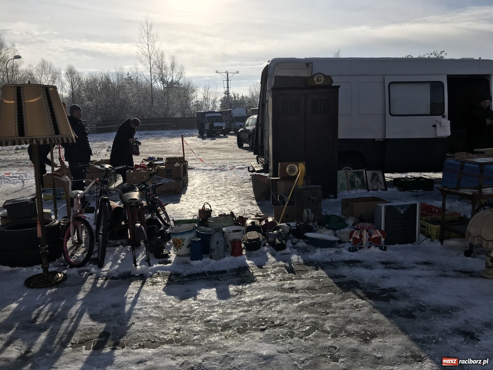 Zdjęcie w galerii na portalu naszraciborz.pl: Śnieg nie odstraszył kupców i klientów wiadomości z regionu